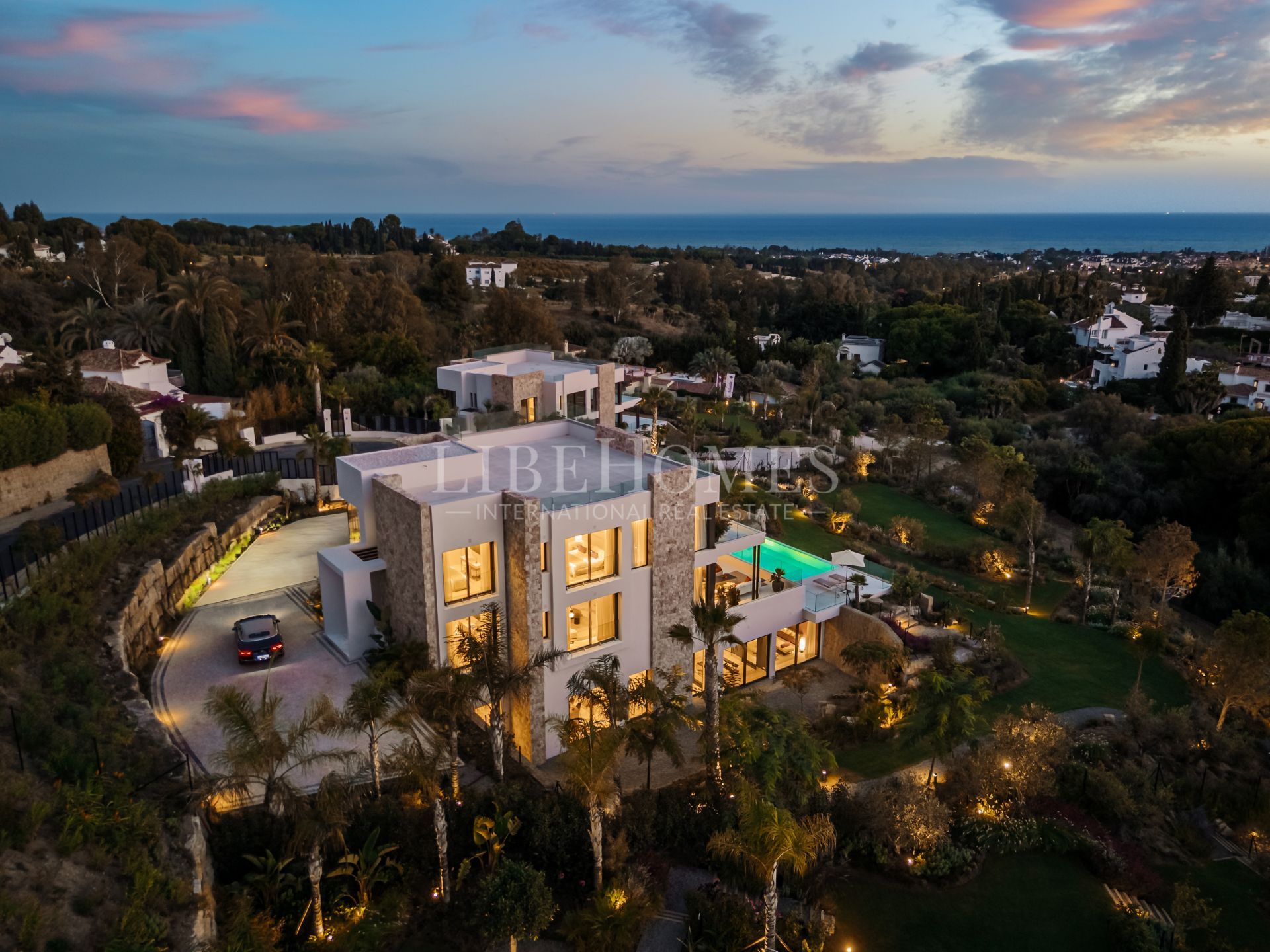 Modern style, top luxury villa with sea views in Marbella Golden Mile