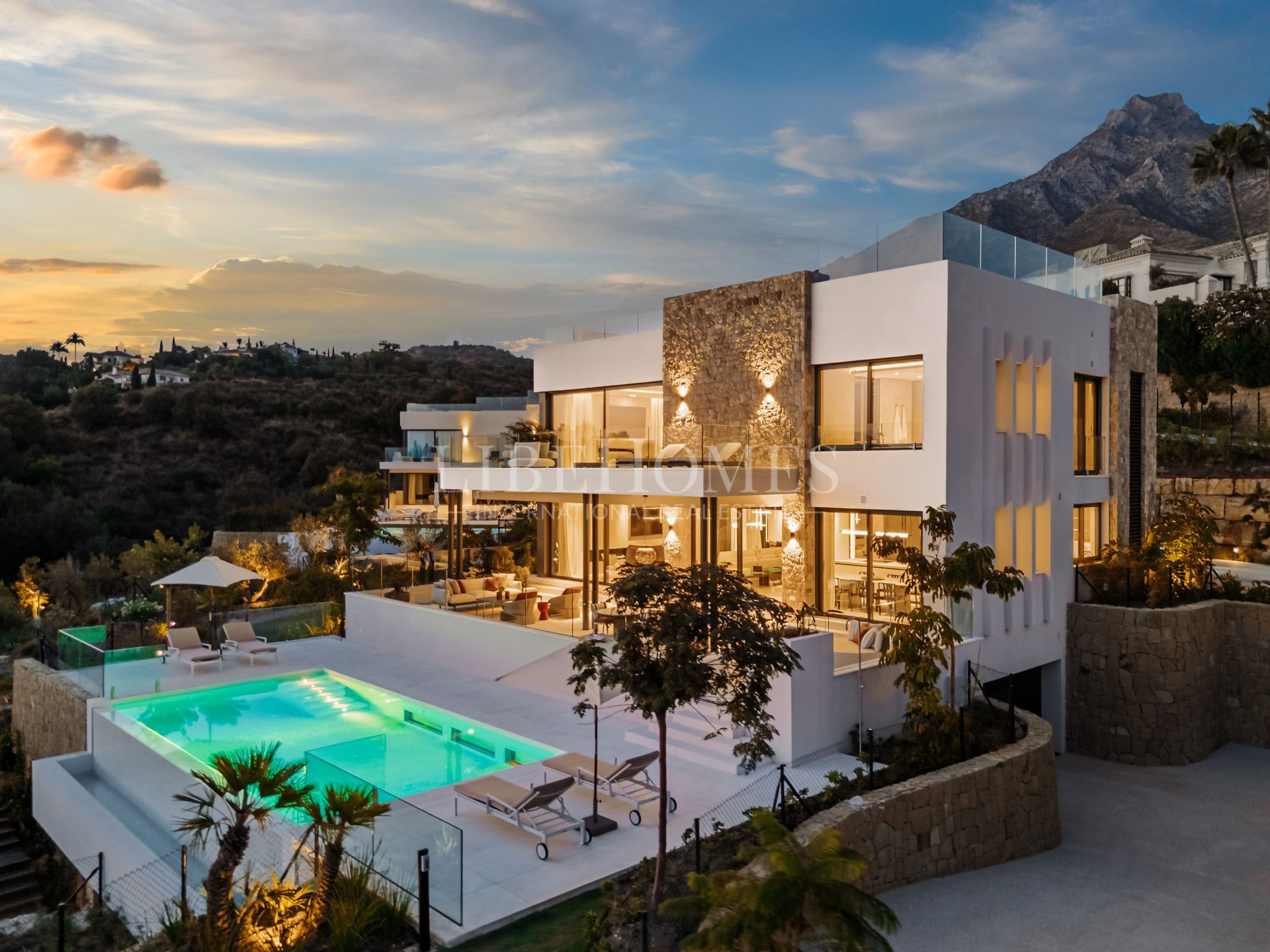 Modern style, top luxury villa with sea views in Marbella Golden Mile