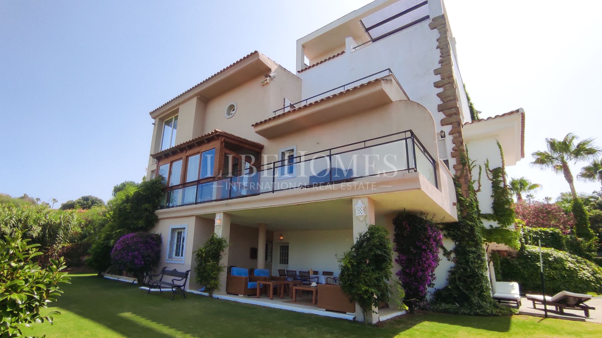 Villa with an additional 600 m² of buildable area in Sotogrande Alto