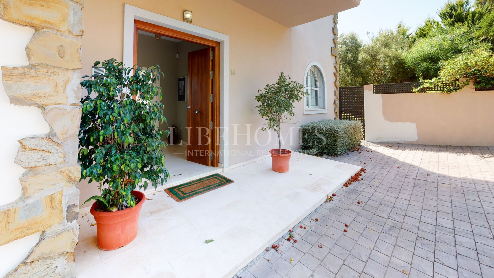 Villa with an additional 600 m² of buildable area in Sotogrande Alto