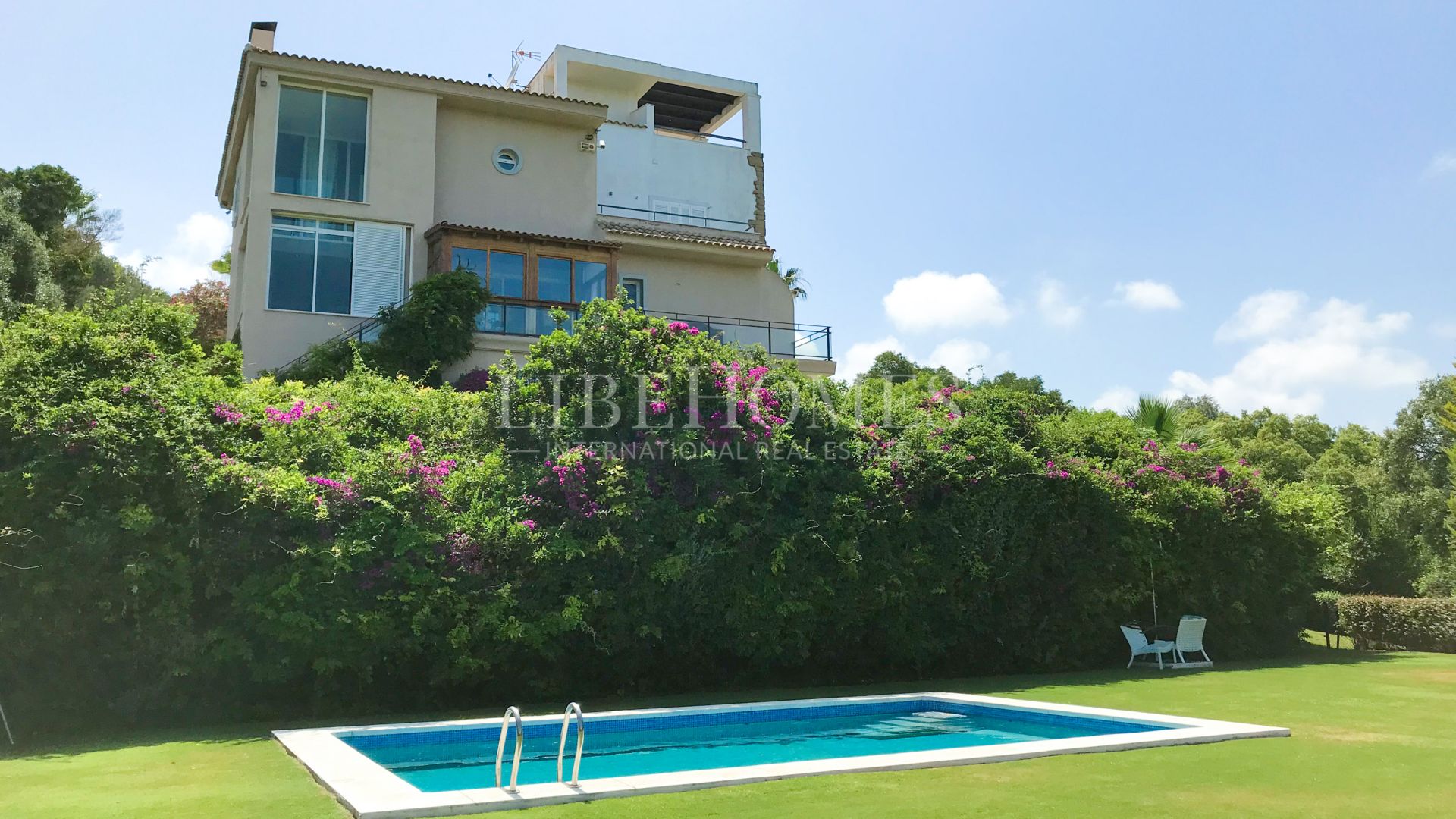 Villa with an additional 600 m² of buildable area in Sotogrande Alto