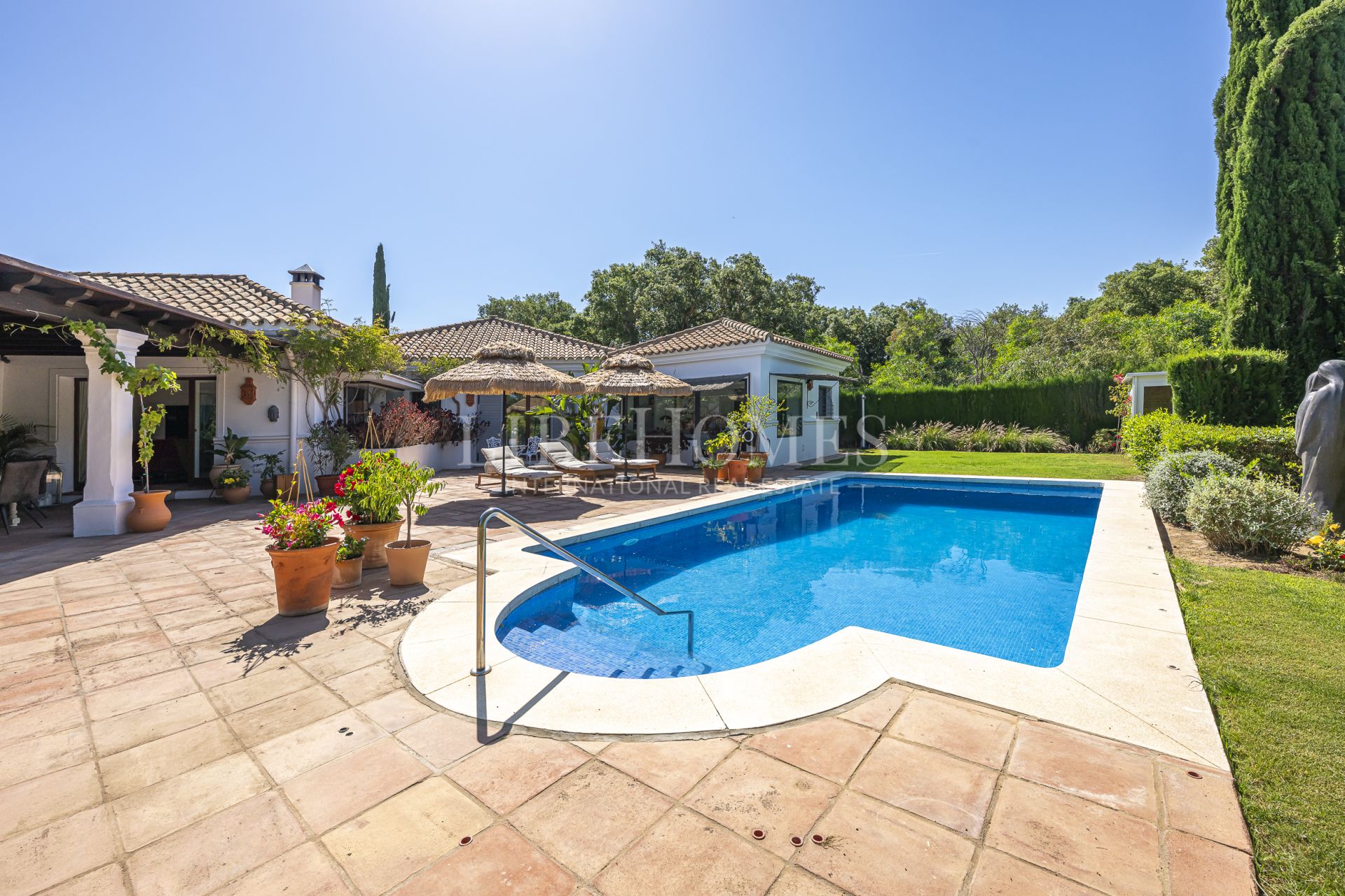 Fully renovated Andalusian-style villa in Sotogrande Bajo