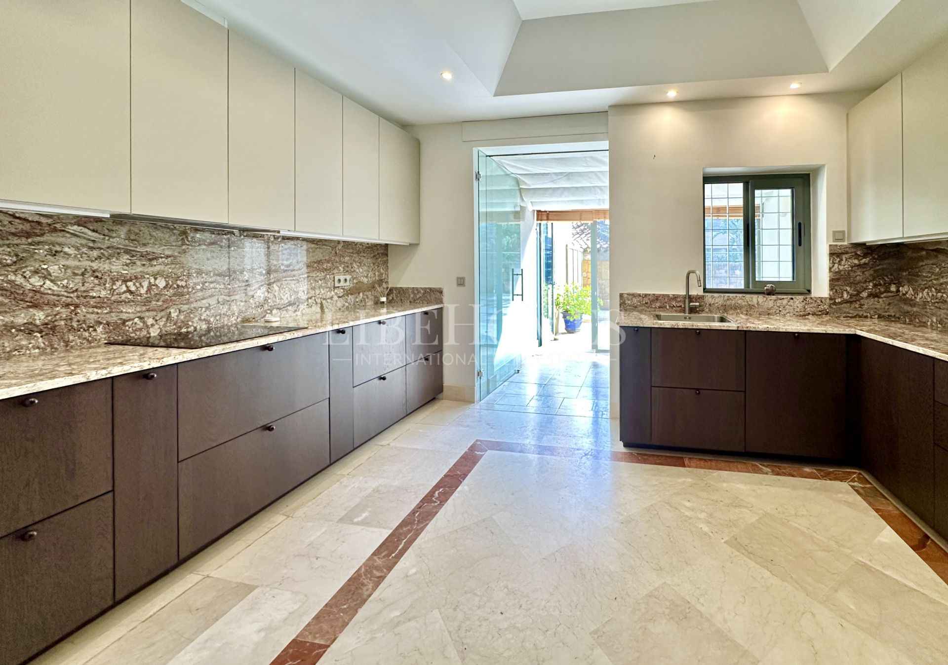 Apartment with private garden and pool in La Marina de Sotogrande