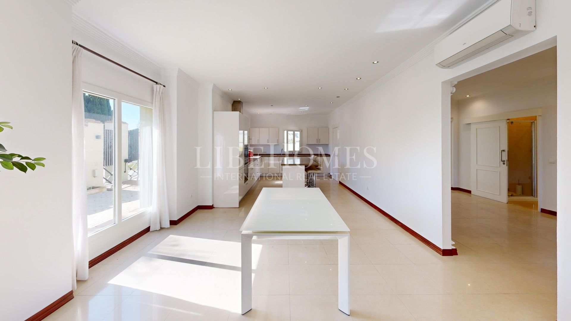 Villa en Sotogrande Costa, a muy pocos minutos del Puerto Deportivo