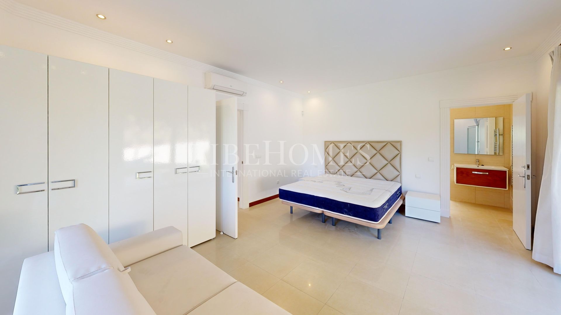 Villa en Sotogrande Costa, a muy pocos minutos del Puerto Deportivo