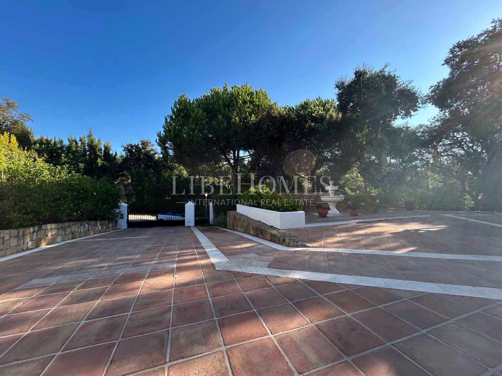 Villa de estilo tradicional en gran parcela elevada en Sotogrande Alto