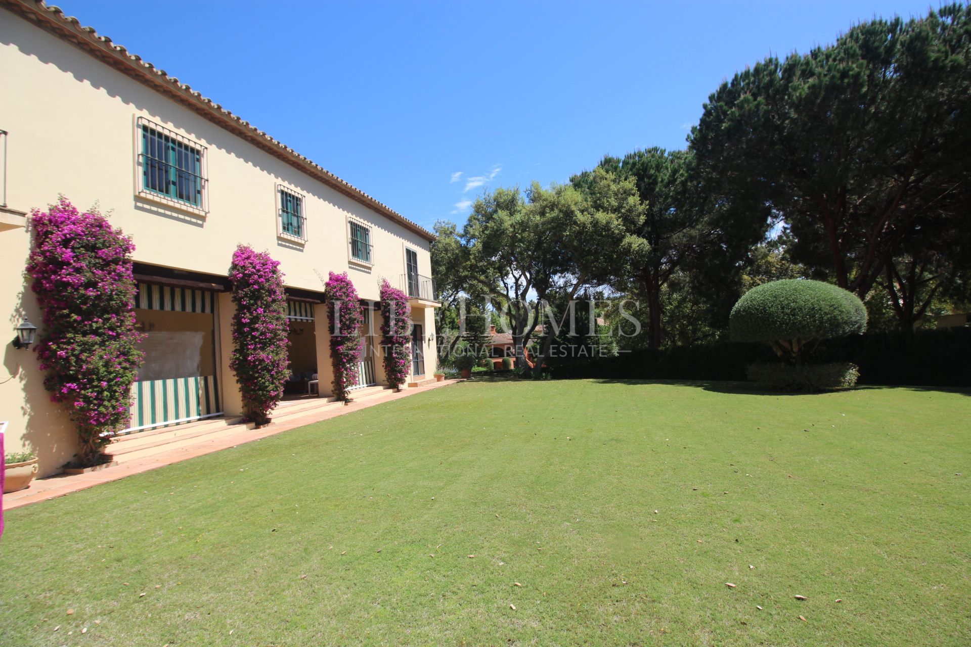 Traditional style villa on a large, elevated plot in Sotogrande Alto