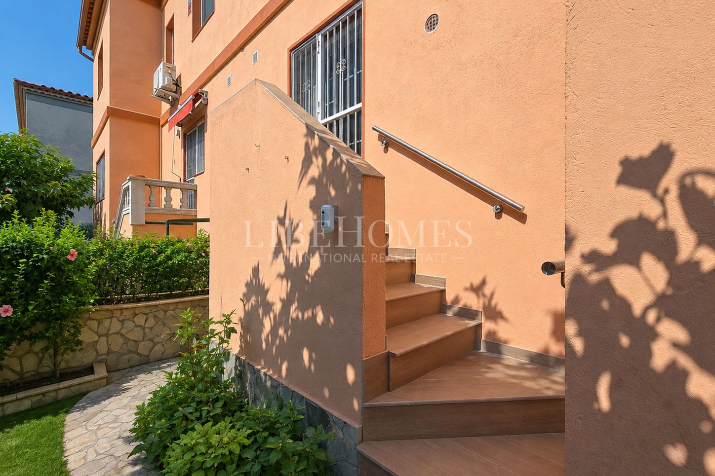 Cozy semi-detached house within walking distance of Figueres center