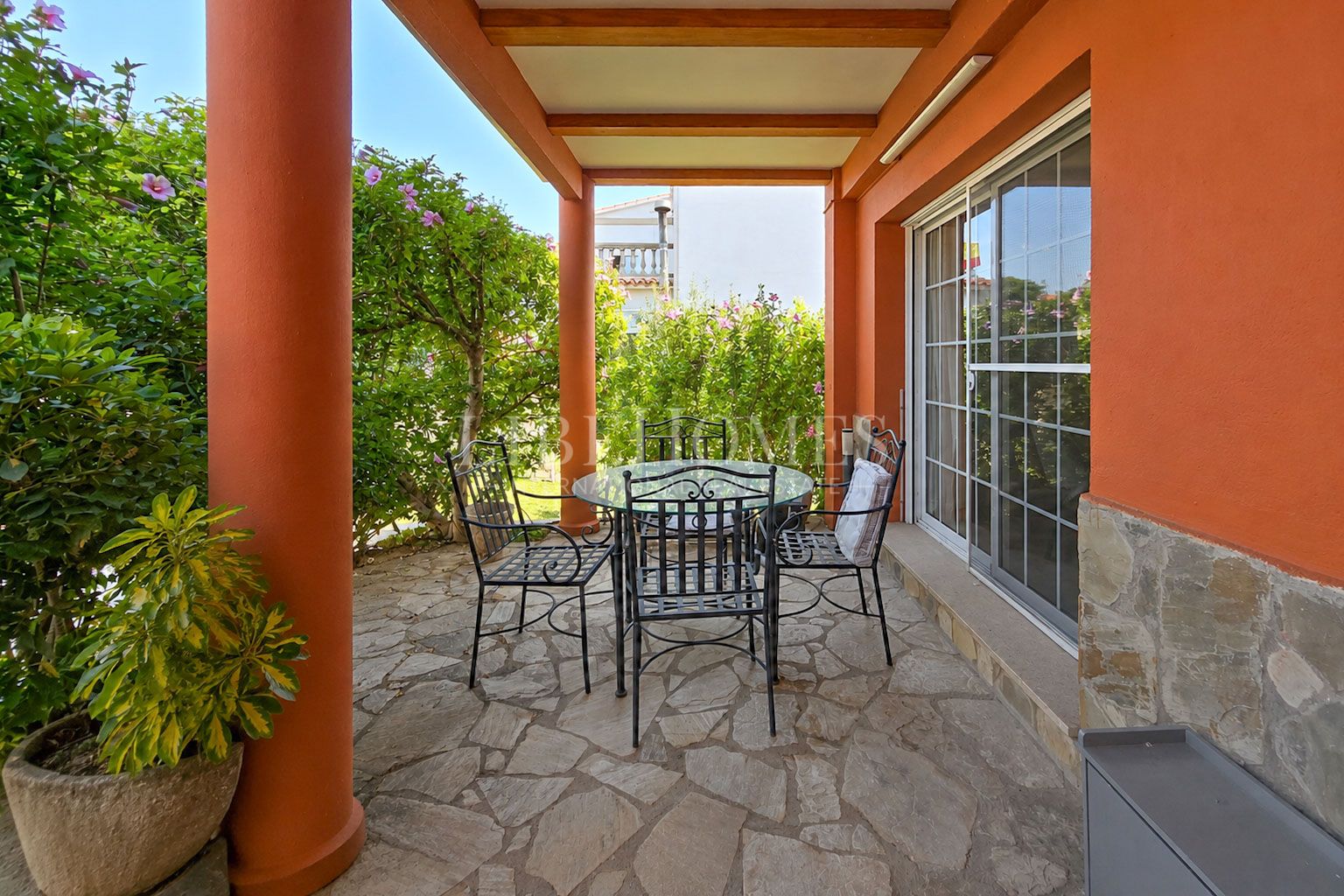 Cozy semi-detached house within walking distance of Figueres center