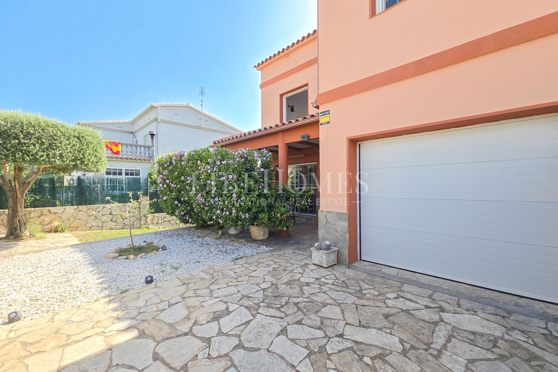 Cozy semi-detached house within walking distance of Figueres center