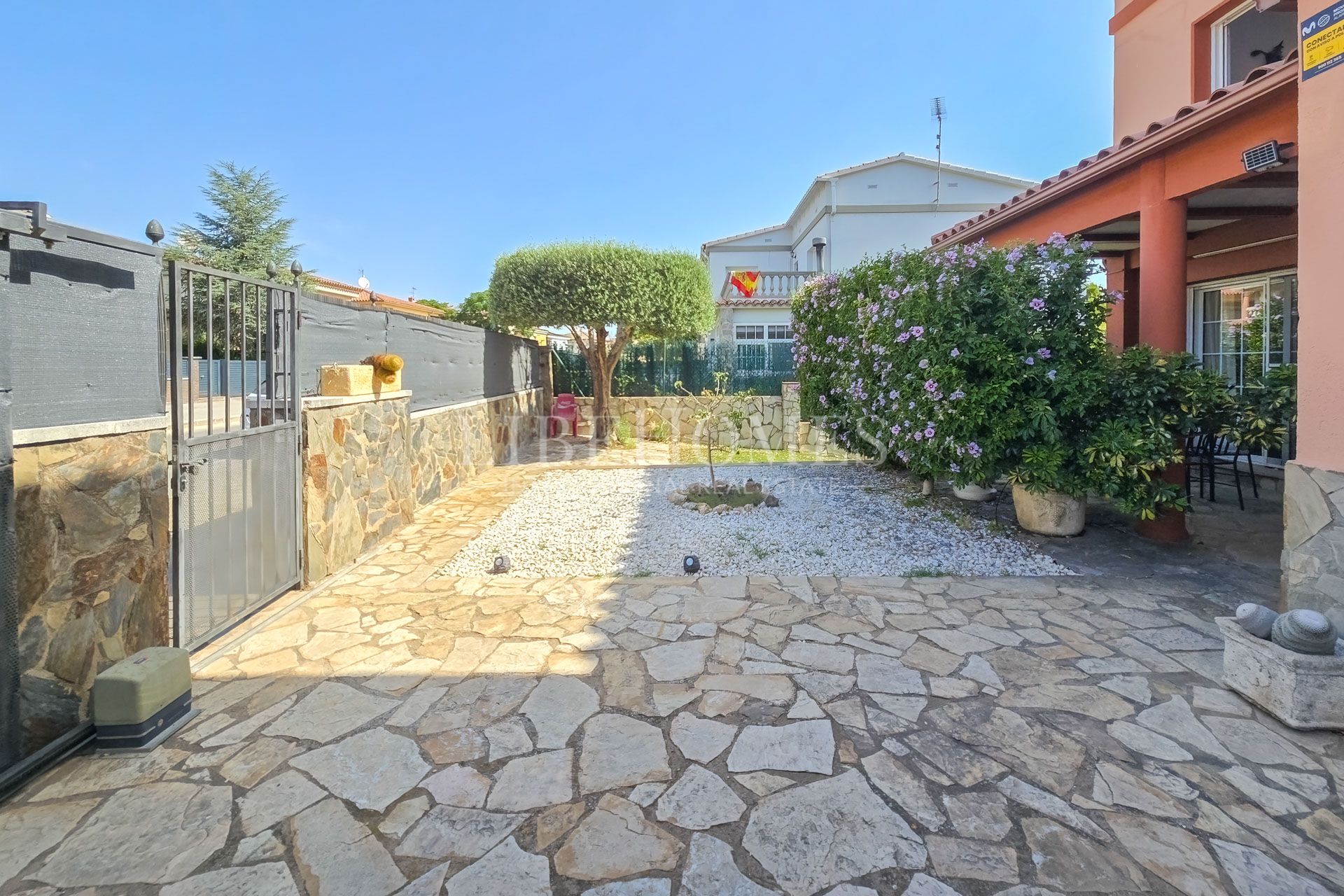 Cozy semi-detached house within walking distance of Figueres center
