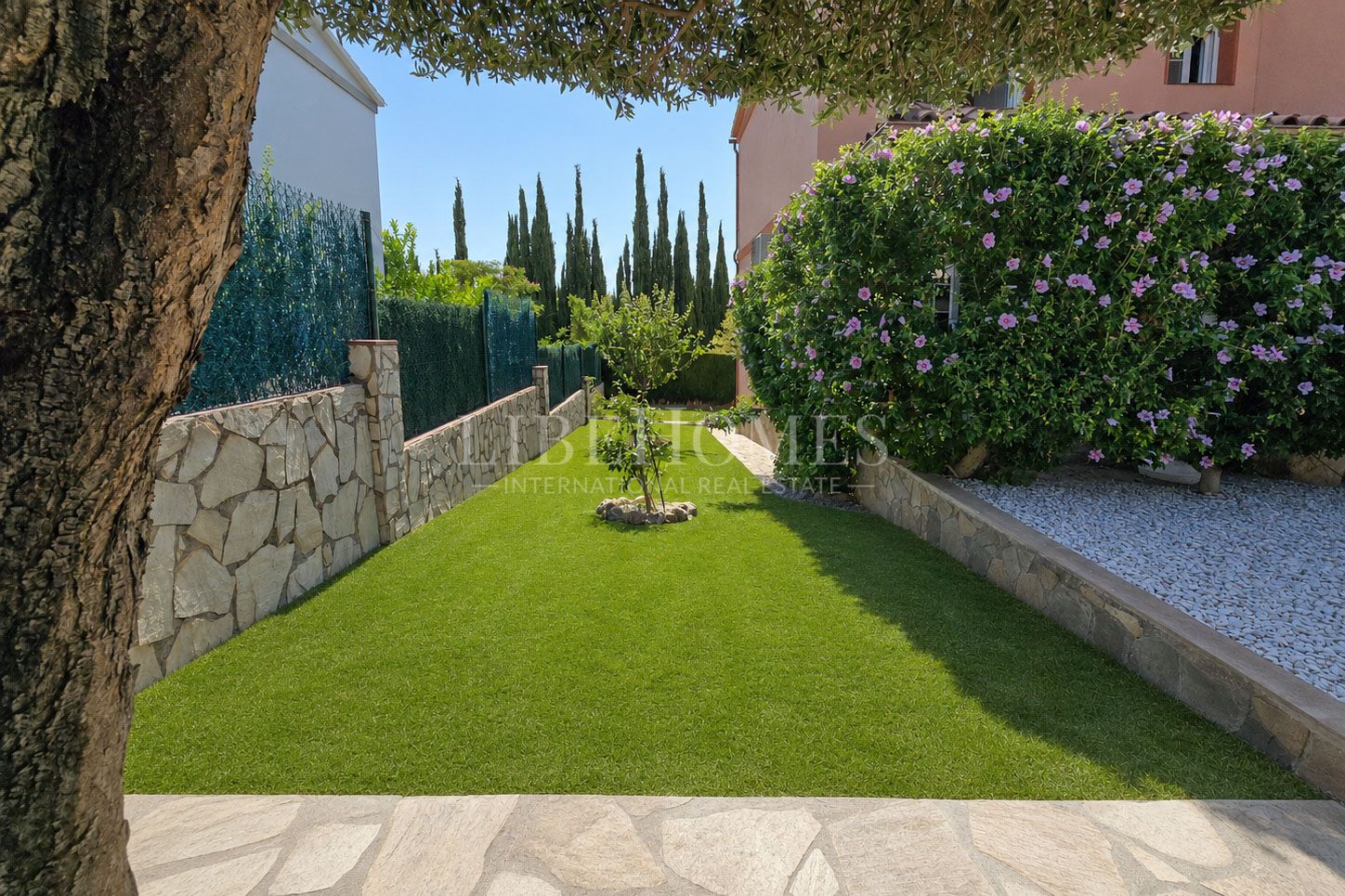 Cozy semi-detached house within walking distance of Figueres center
