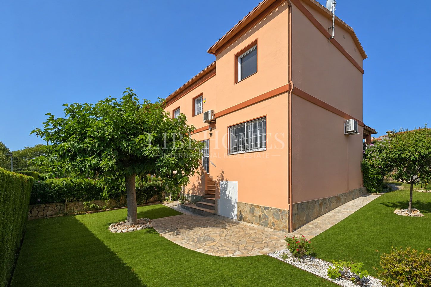 Cozy semi-detached house within walking distance of Figueres center