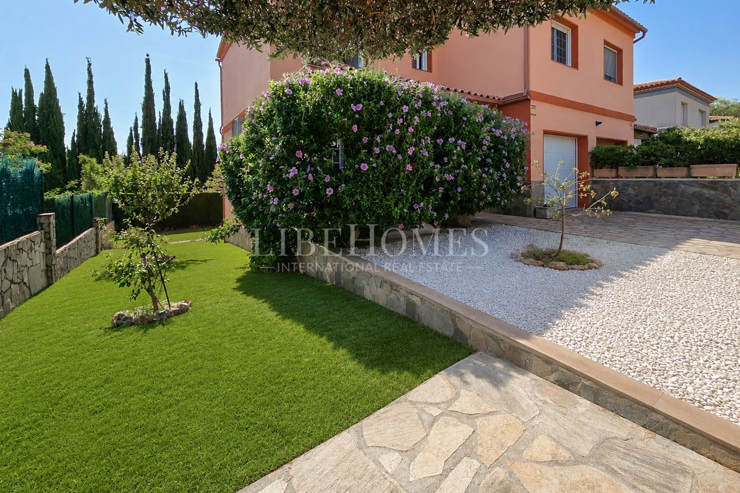 Cozy semi-detached house within walking distance of Figueres center