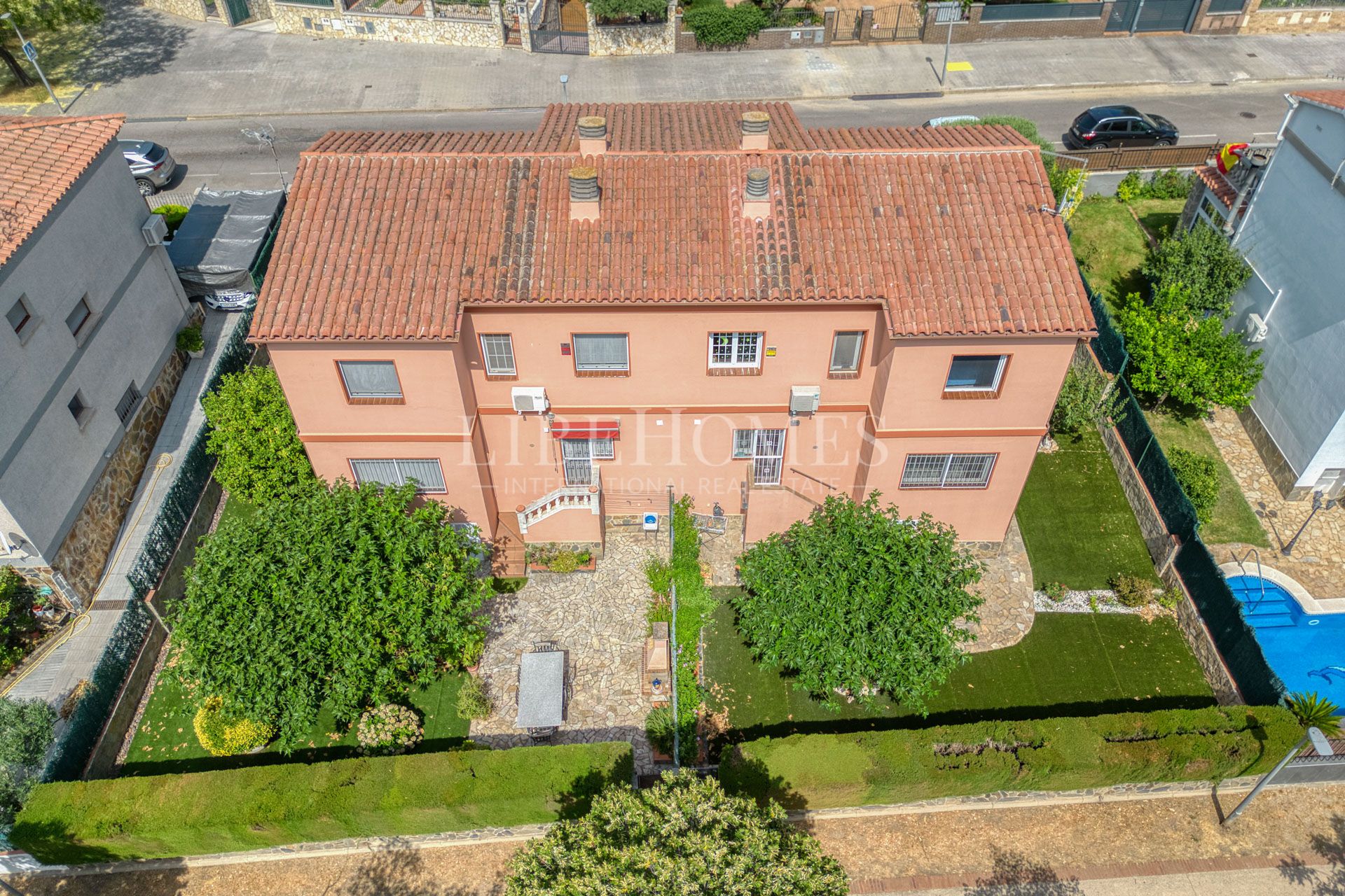 Cozy semi-detached house within walking distance of Figueres center