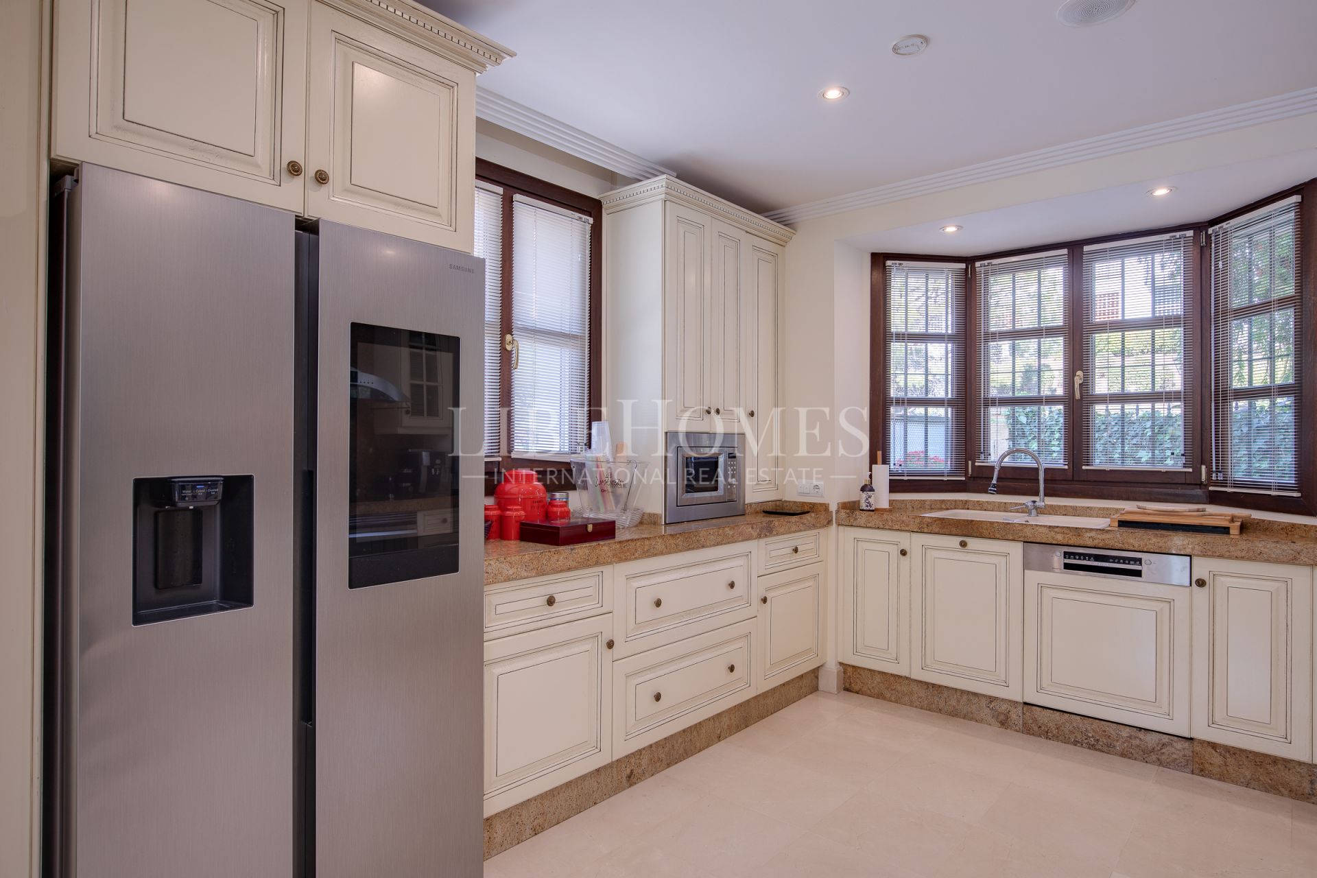 Вилла на продажу в Los Arqueros, Бенахавис