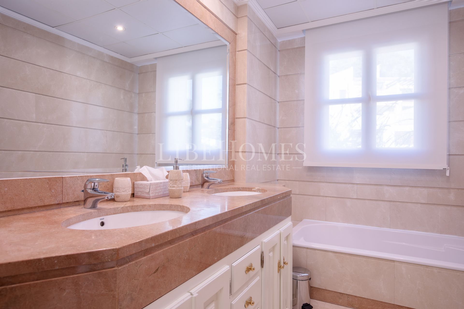 Вилла на продажу в Los Arqueros, Бенахавис