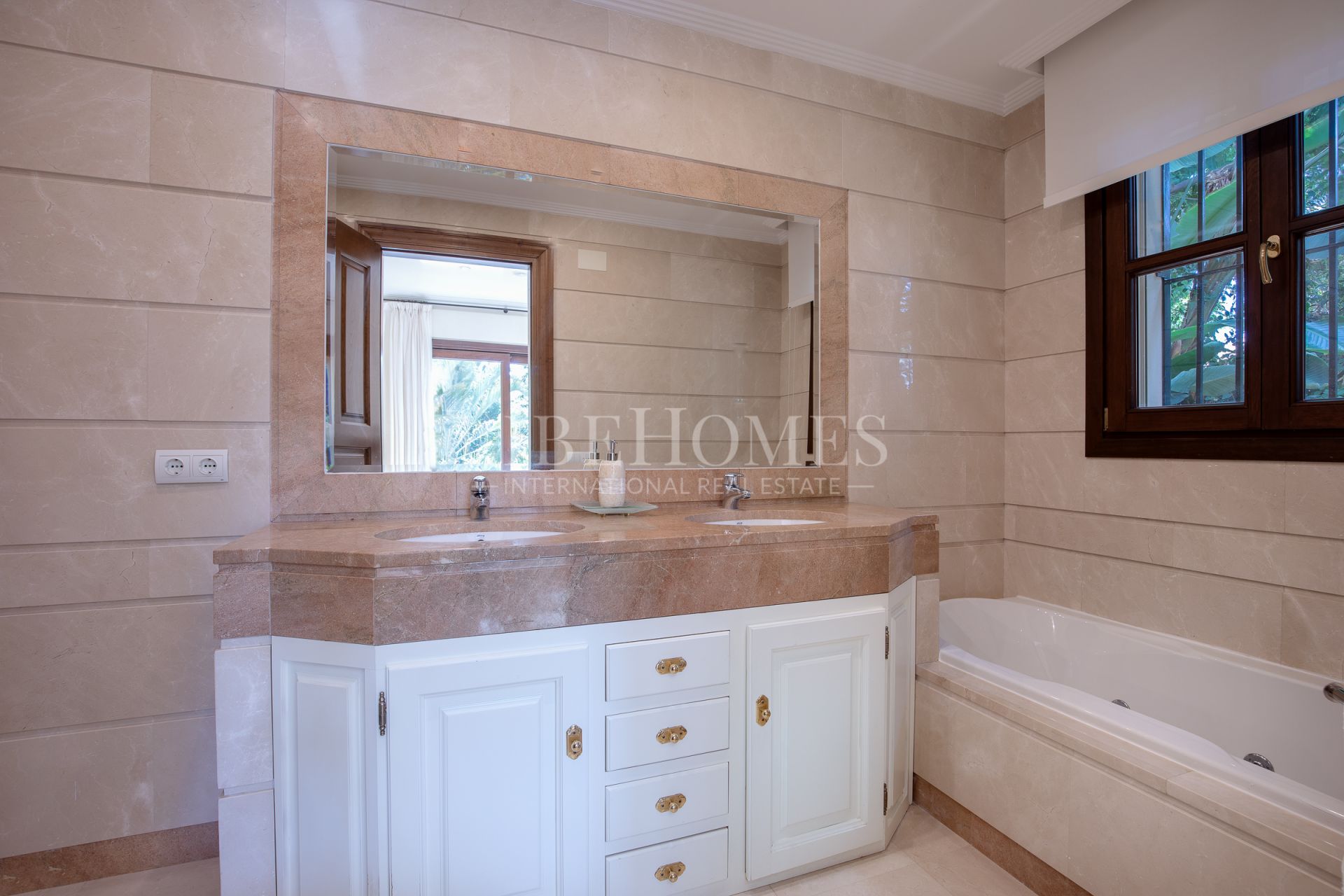 Вилла на продажу в Los Arqueros, Бенахавис