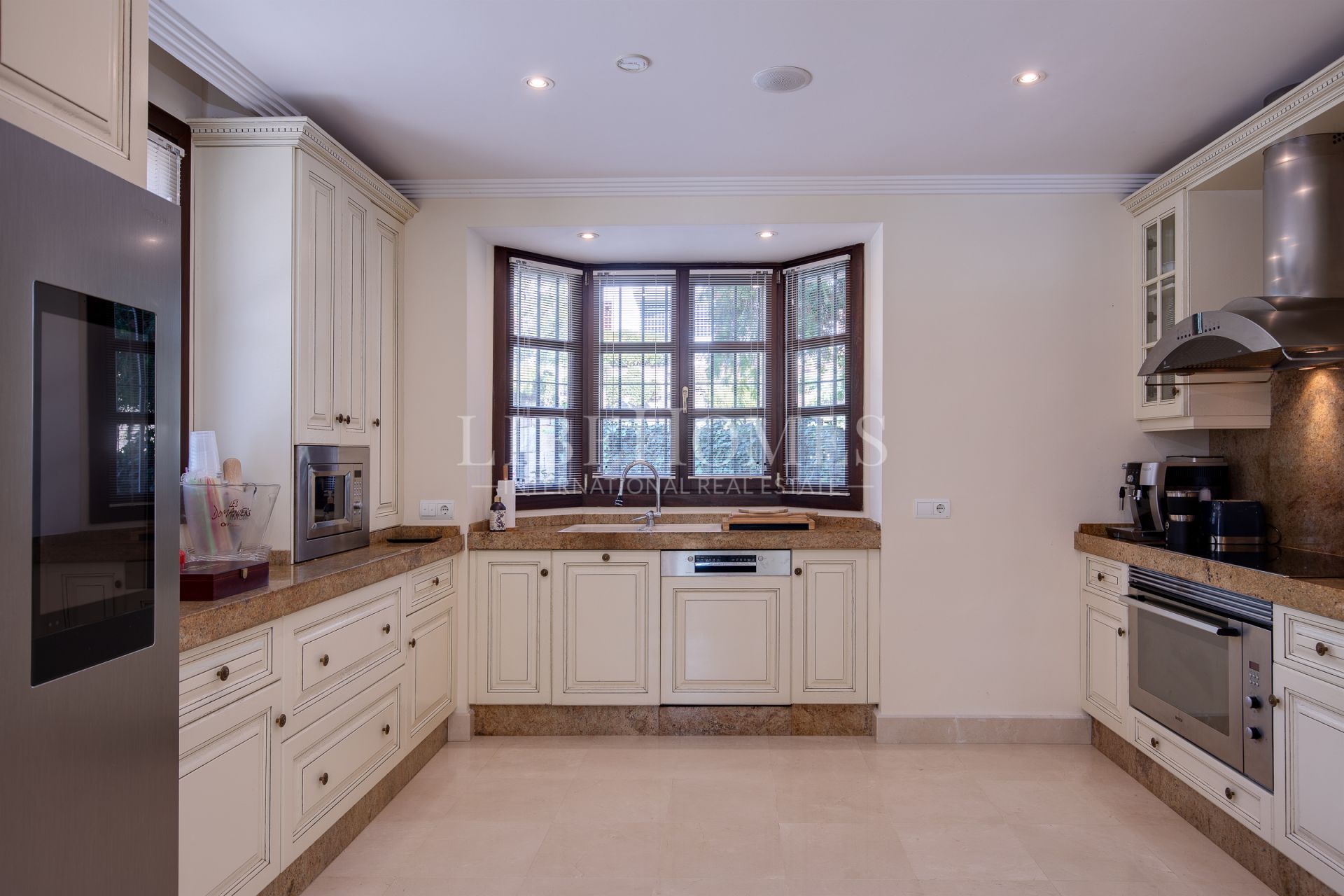 Вилла на продажу в Los Arqueros, Бенахавис