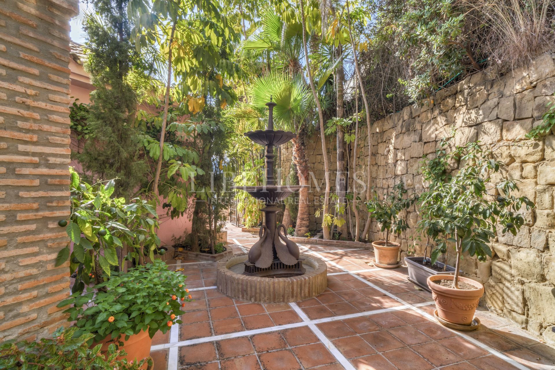 Charmante villa de style andalou de cinq chambres dans la communauté fermée Puerto de Los Almendros, Benahavis avec appartement d'hôtes