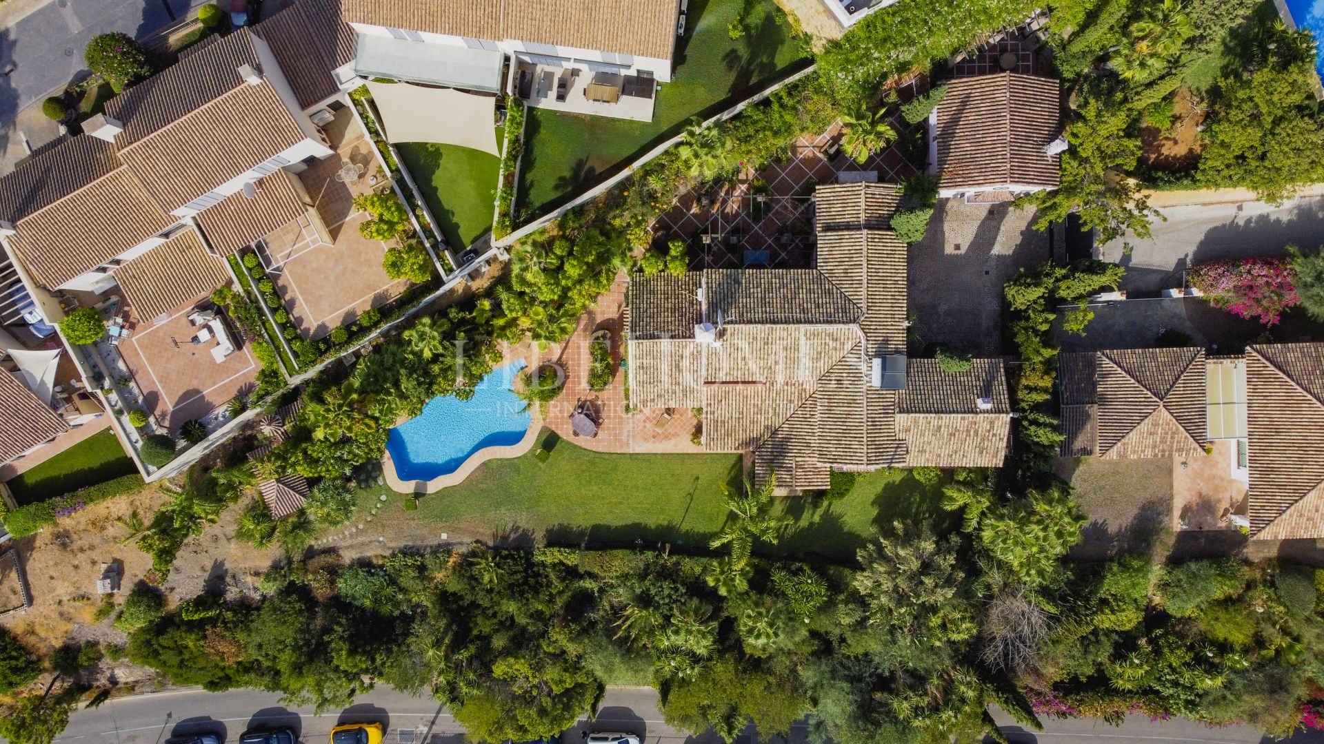 Charmante villa de style andalou de cinq chambres dans la communauté fermée Puerto de Los Almendros, Benahavis avec appartement d'hôtes