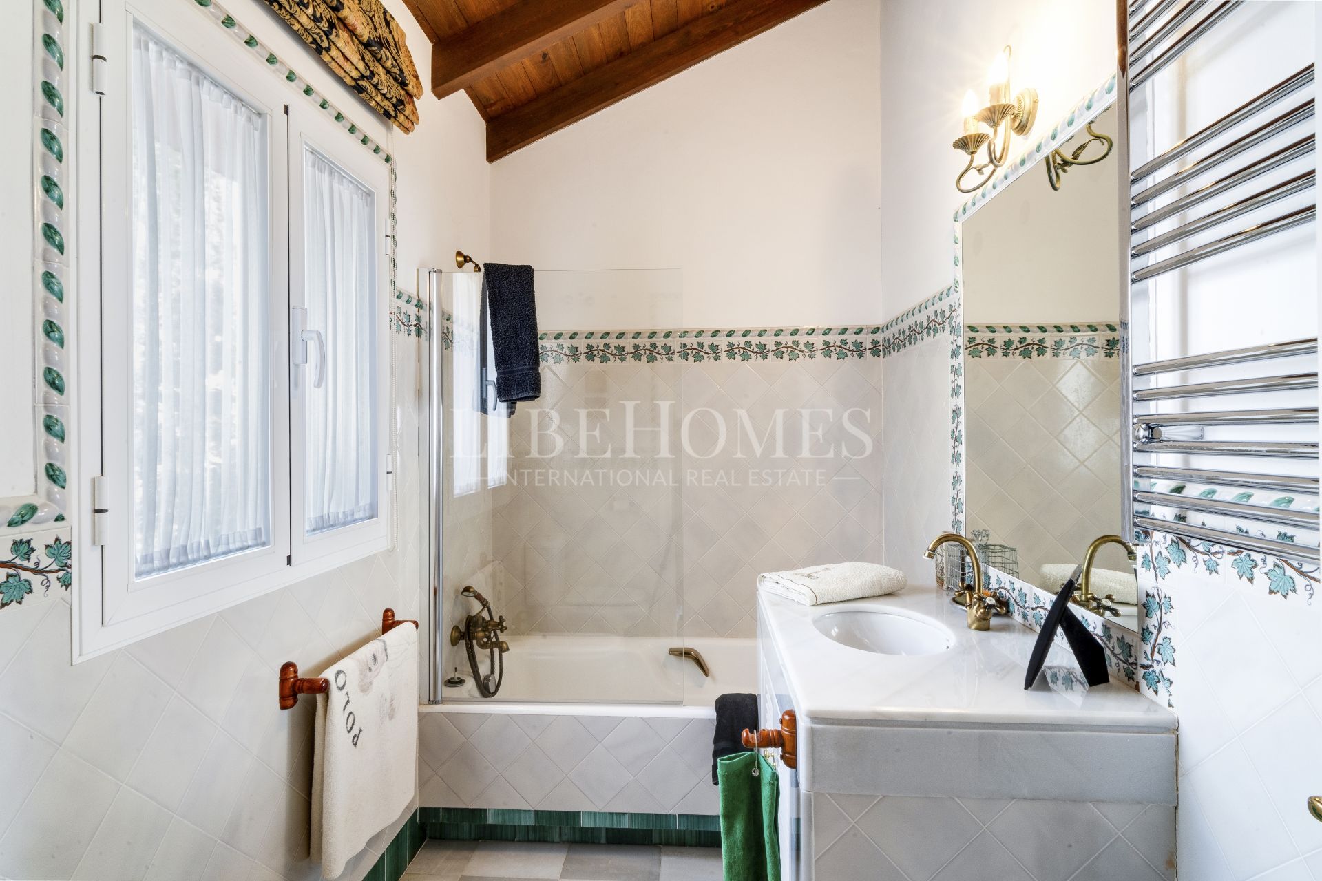 Charmante villa de style andalou de cinq chambres dans la communauté fermée Puerto de Los Almendros, Benahavis avec appartement d'hôtes