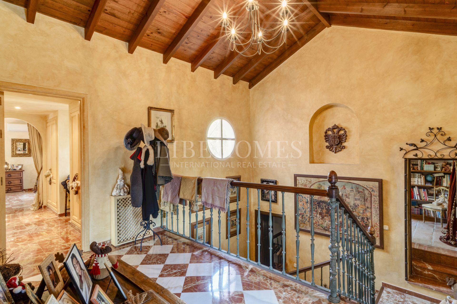 Charmante villa de style andalou de cinq chambres dans la communauté fermée Puerto de Los Almendros, Benahavis avec appartement d'hôtes