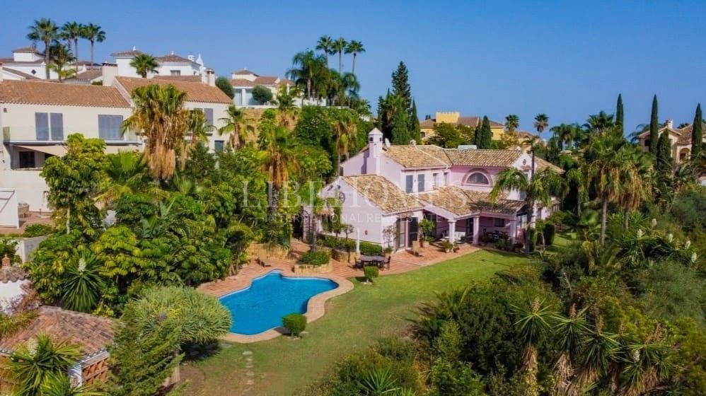Charmante villa de style andalou de cinq chambres dans la communauté fermée Puerto de Los Almendros, Benahavis avec appartement d'hôtes