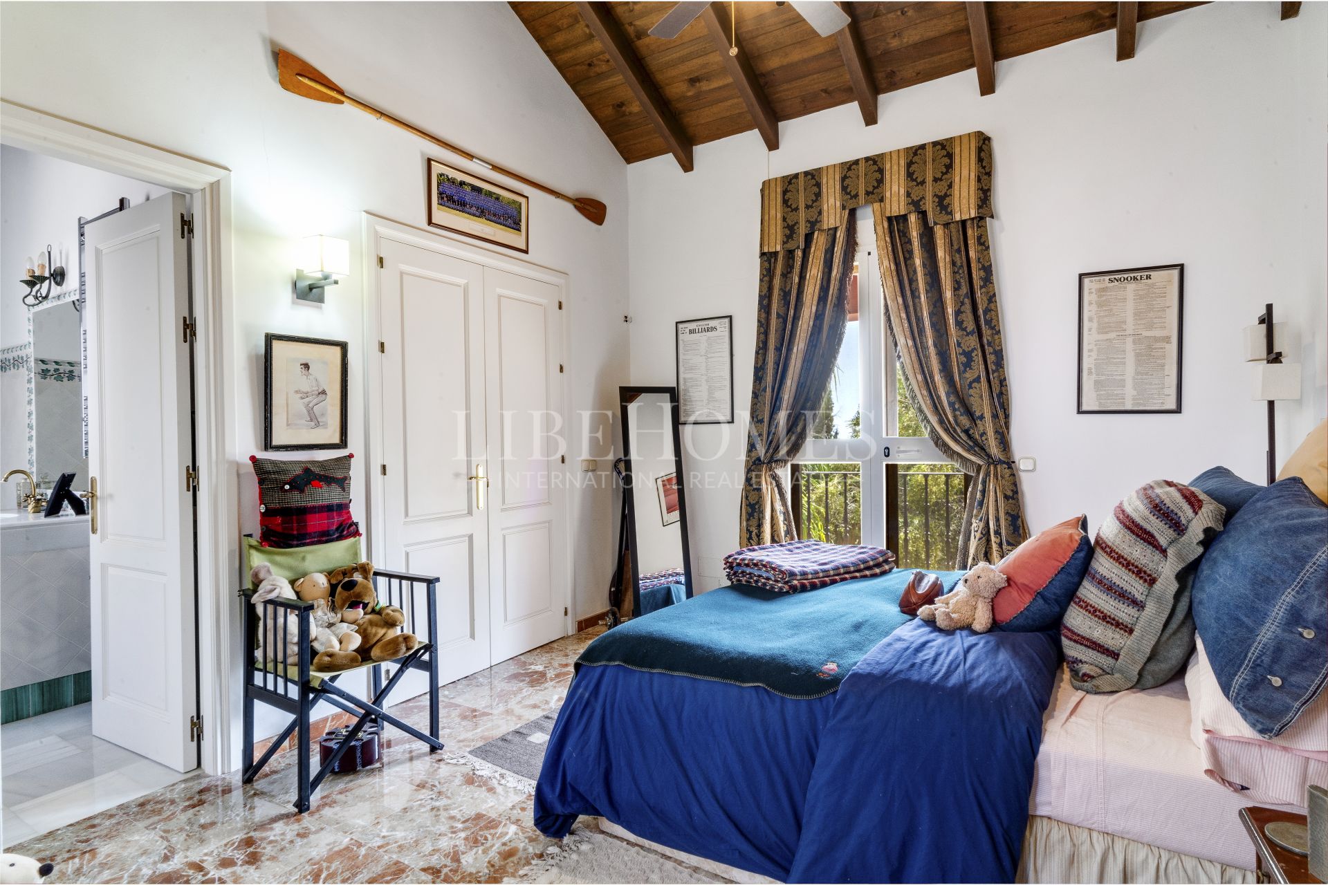 Charmante villa de style andalou de cinq chambres dans la communauté fermée Puerto de Los Almendros, Benahavis avec appartement d'hôtes