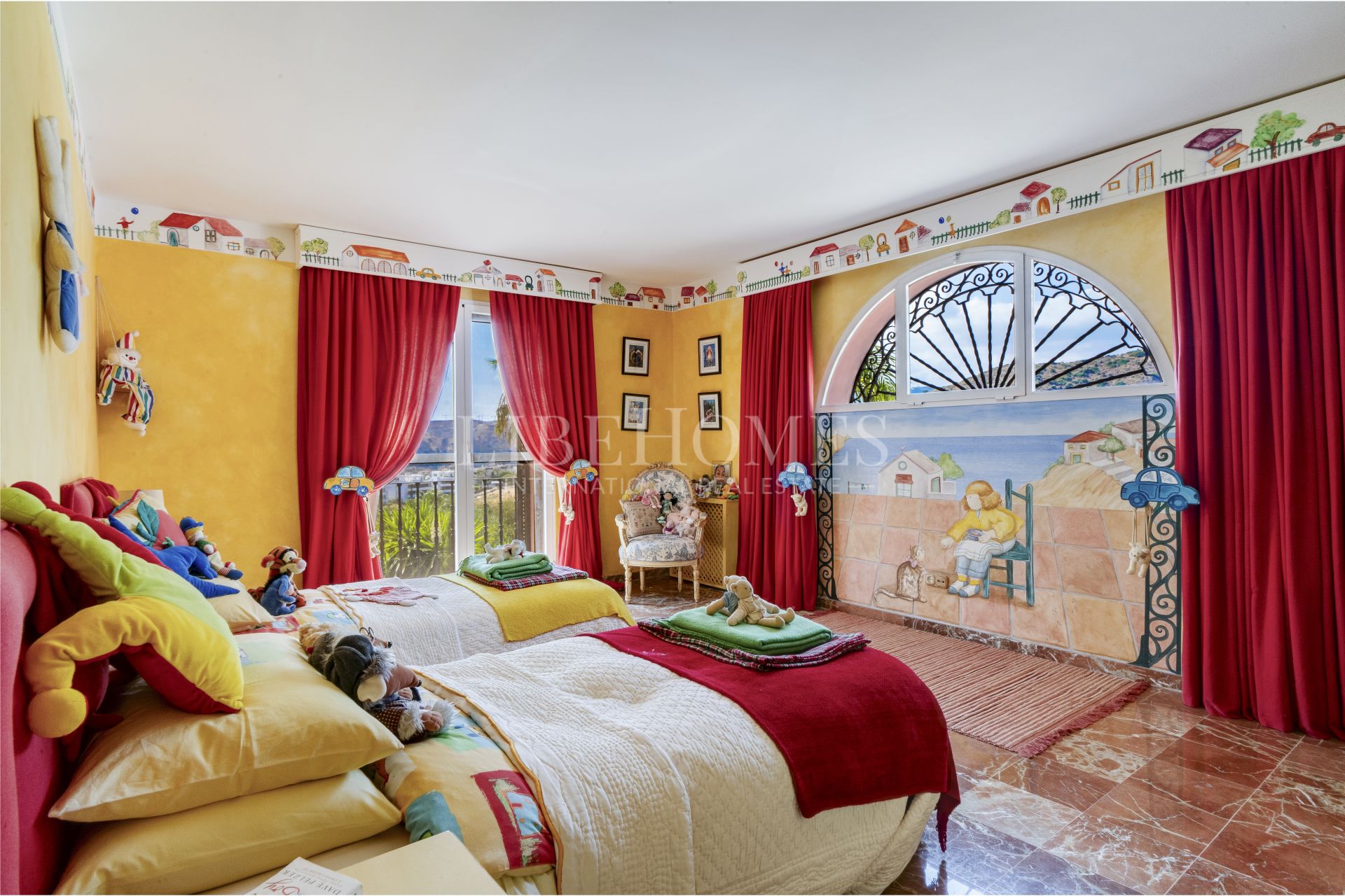 Charmante villa de style andalou de cinq chambres dans la communauté fermée Puerto de Los Almendros, Benahavis avec appartement d'hôtes