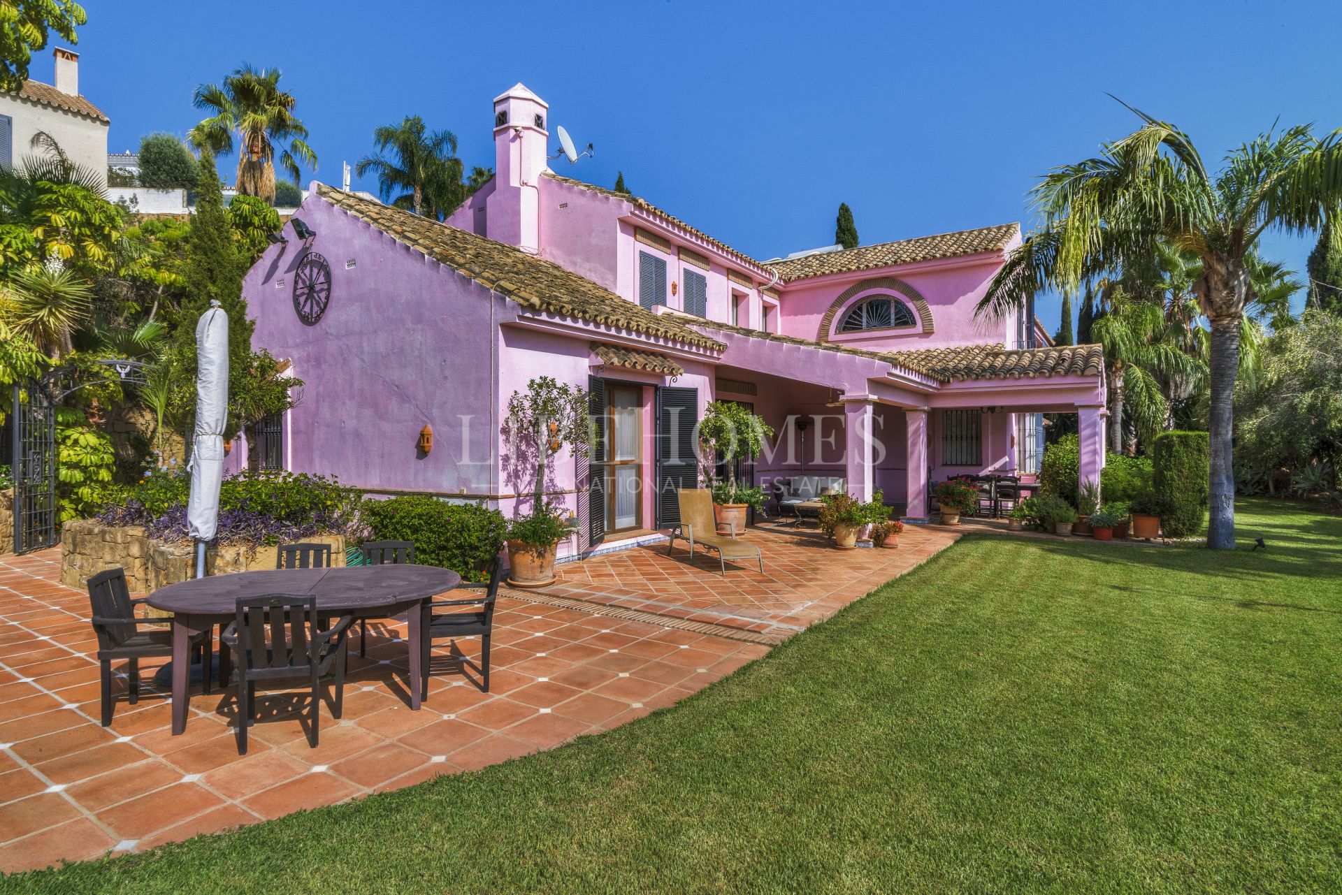 Charmante villa de style andalou de cinq chambres dans la communauté fermée Puerto de Los Almendros, Benahavis avec appartement d'hôtes