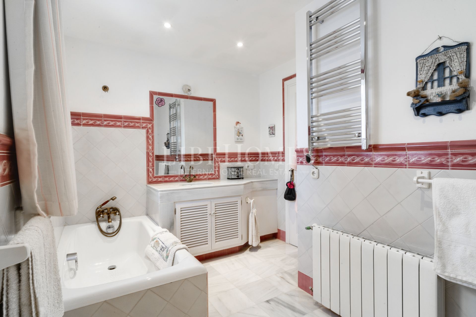 Charmante villa de style andalou de cinq chambres dans la communauté fermée Puerto de Los Almendros, Benahavis avec appartement d'hôtes