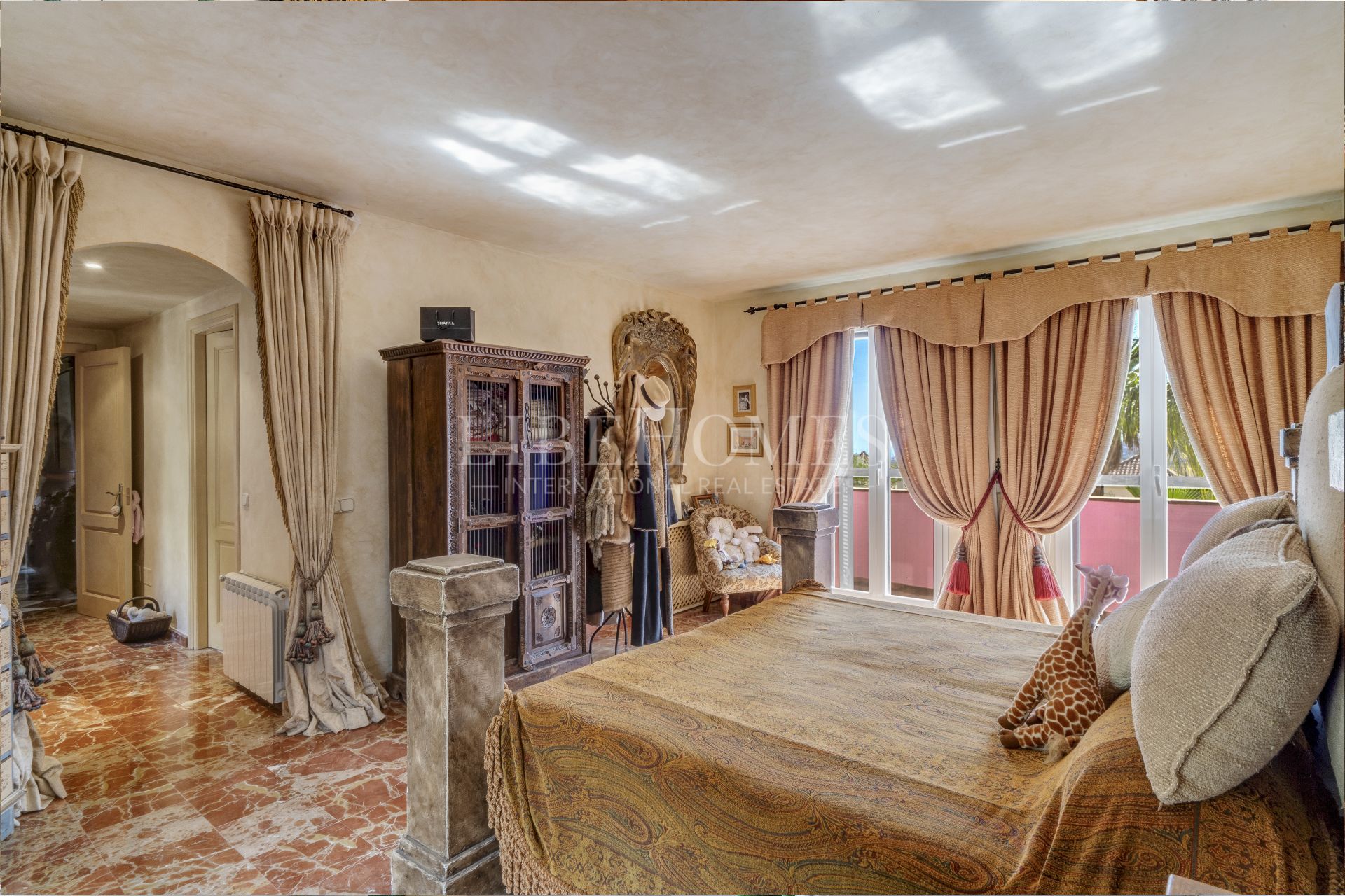 Charmante villa de style andalou de cinq chambres dans la communauté fermée Puerto de Los Almendros, Benahavis avec appartement d'hôtes