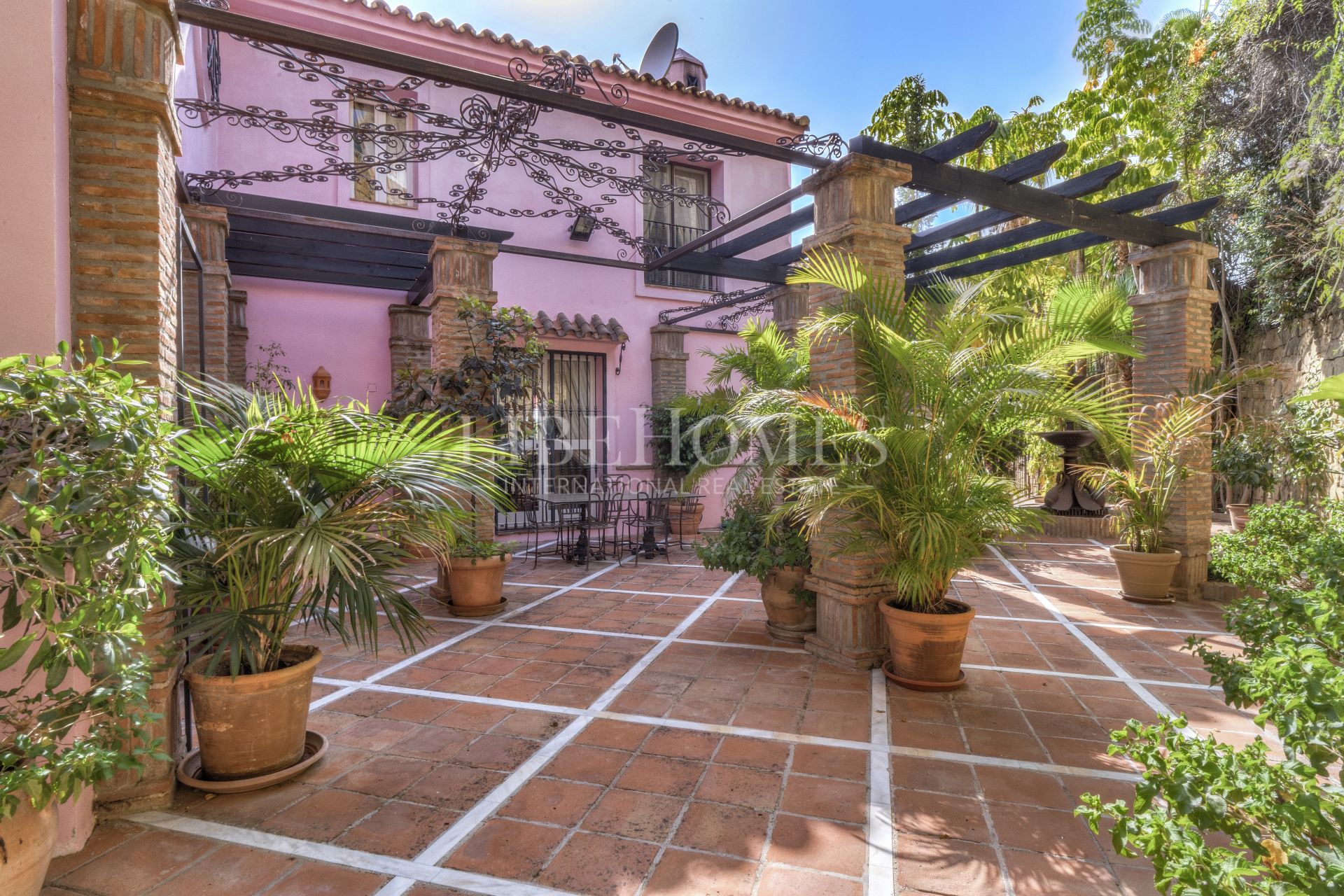 Charmante villa de style andalou de cinq chambres dans la communauté fermée Puerto de Los Almendros, Benahavis avec appartement d'hôtes