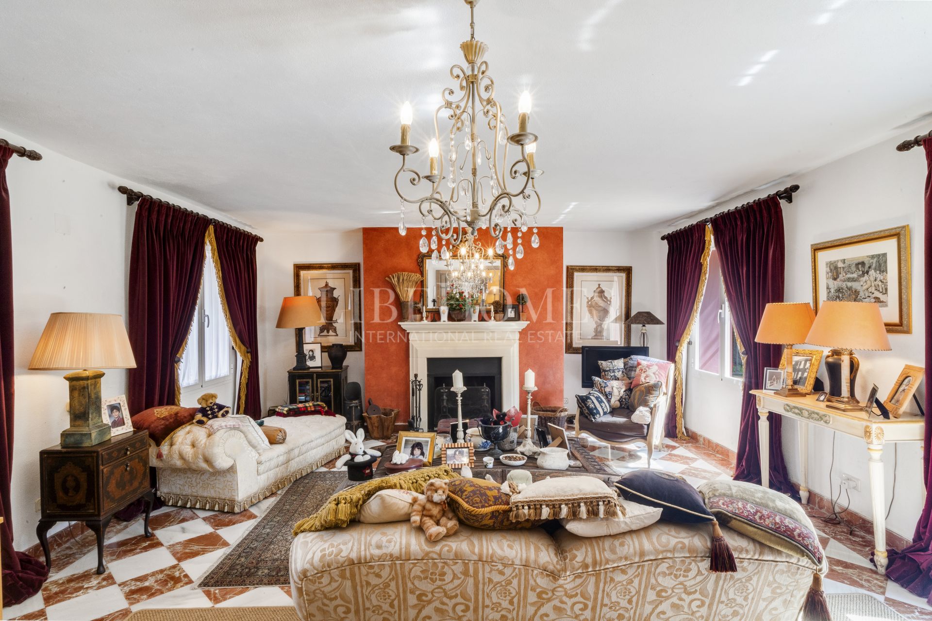 Charmante villa de style andalou de cinq chambres dans la communauté fermée Puerto de Los Almendros, Benahavis avec appartement d'hôtes