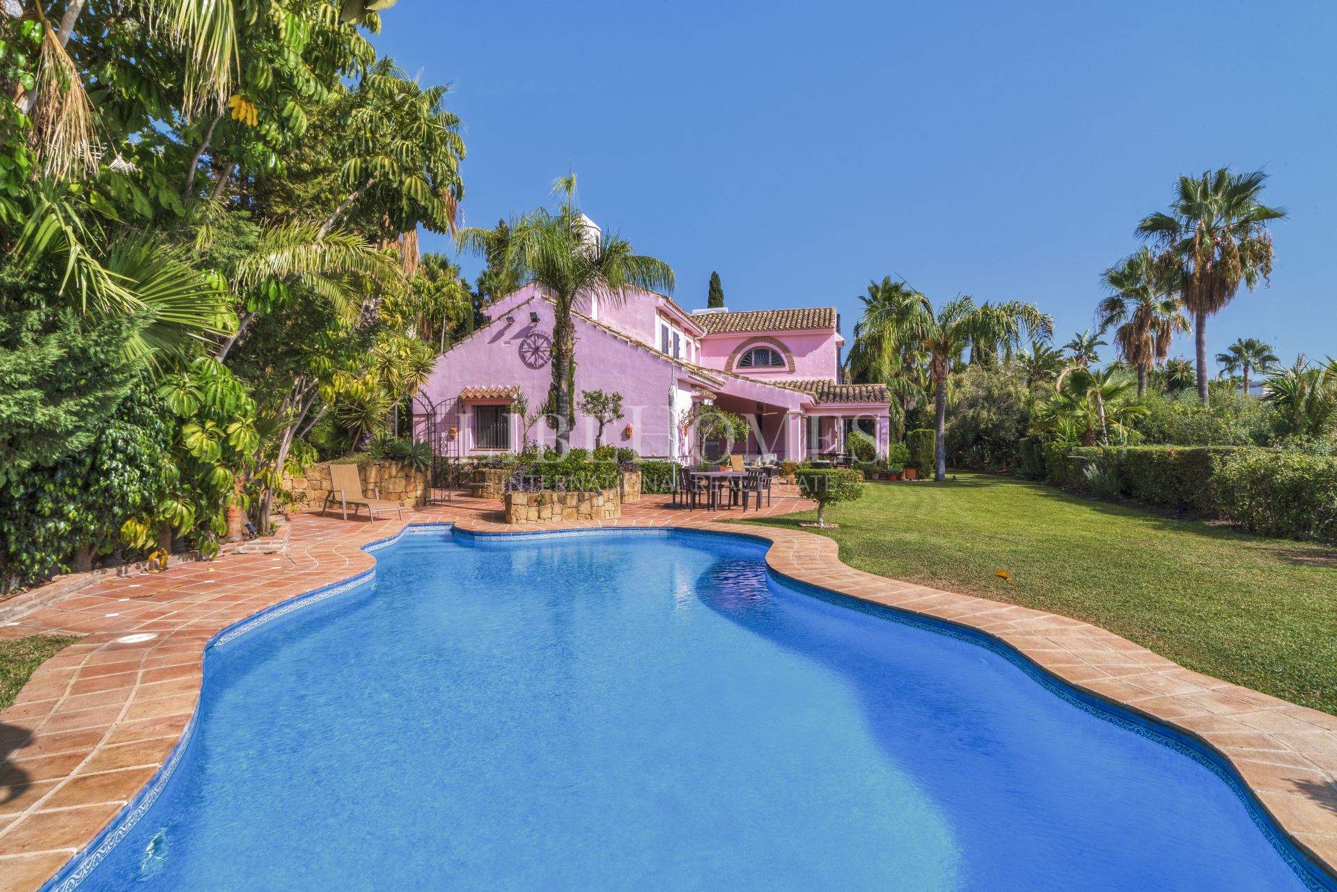 Charmante villa de style andalou de cinq chambres dans la communauté fermée Puerto de Los Almendros, Benahavis avec appartement d'hôtes