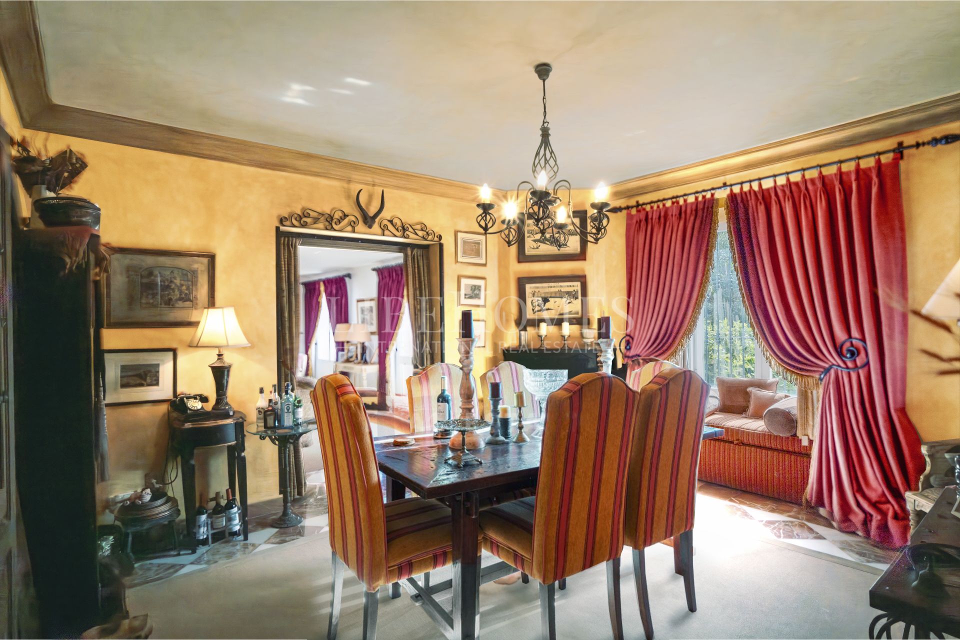 Charmante villa de style andalou de cinq chambres dans la communauté fermée Puerto de Los Almendros, Benahavis avec appartement d'hôtes