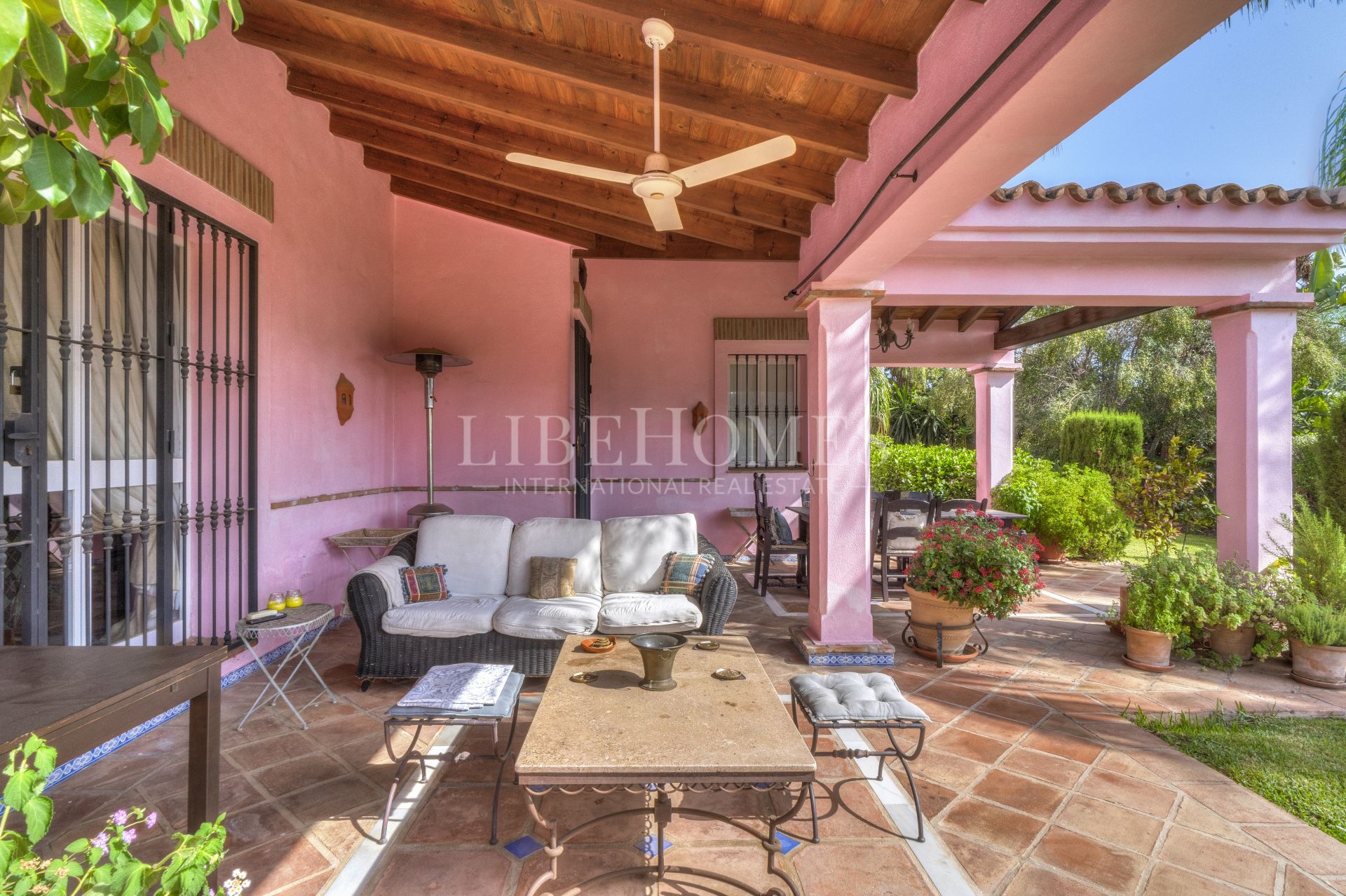 Charmante villa de style andalou de cinq chambres dans la communauté fermée Puerto de Los Almendros, Benahavis avec appartement d'hôtes