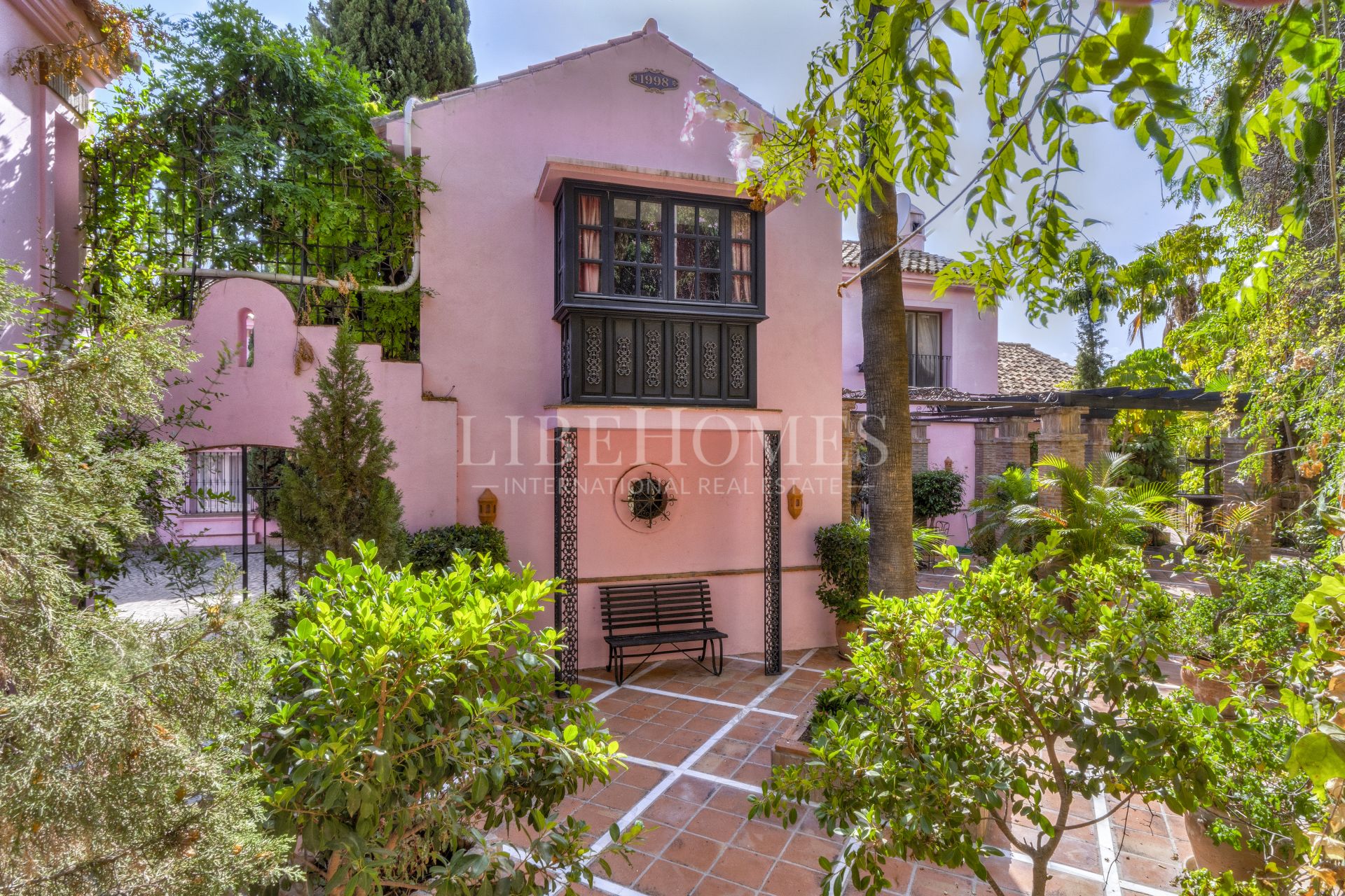 Charmante villa de style andalou de cinq chambres dans la communauté fermée Puerto de Los Almendros, Benahavis avec appartement d'hôtes