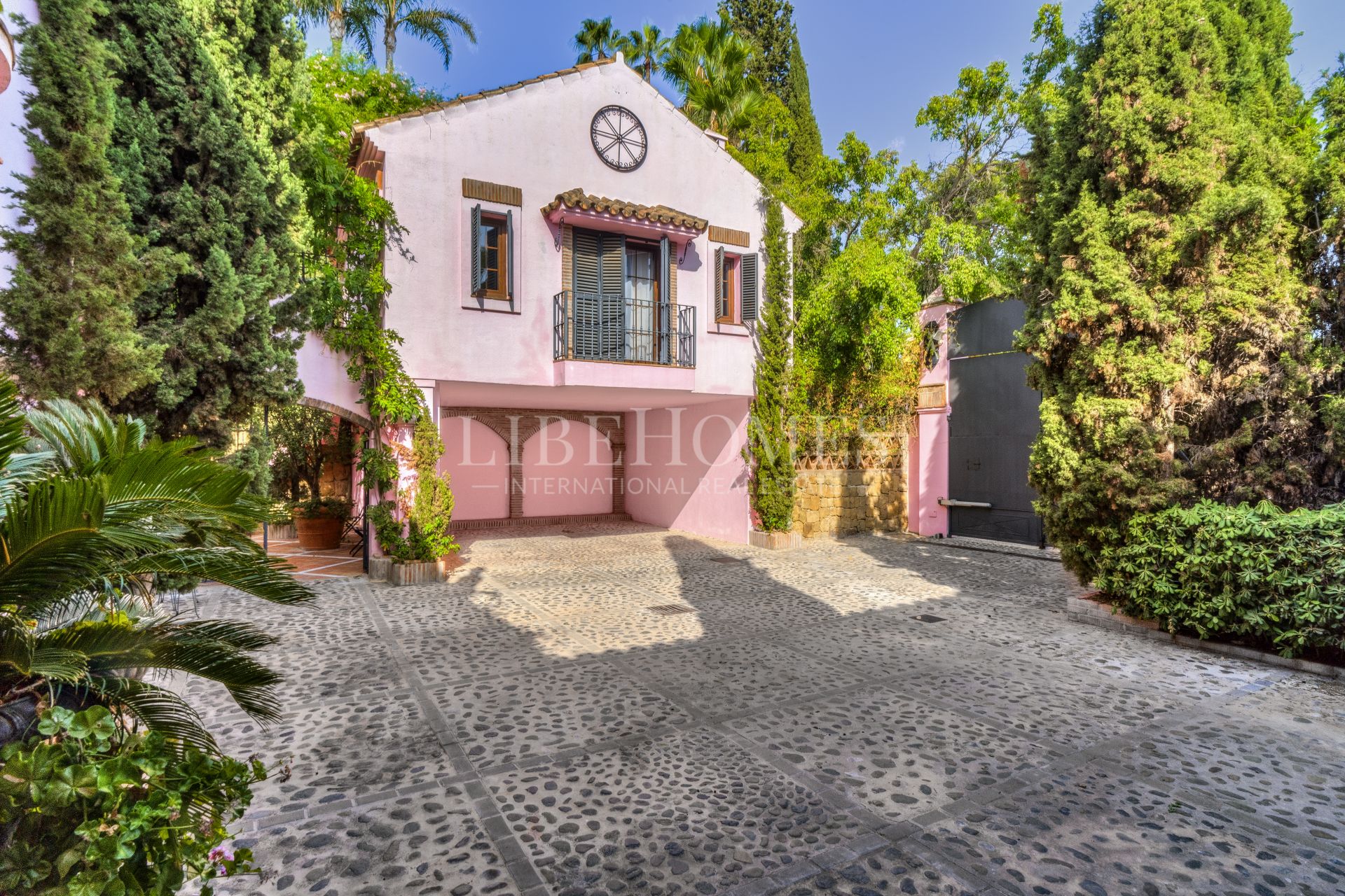 Charmante villa de style andalou de cinq chambres dans la communauté fermée Puerto de Los Almendros, Benahavis avec appartement d'hôtes