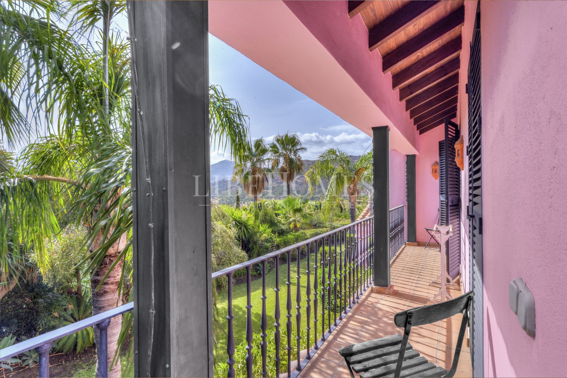 Charmante villa de style andalou de cinq chambres dans la communauté fermée Puerto de Los Almendros, Benahavis avec appartement d'hôtes