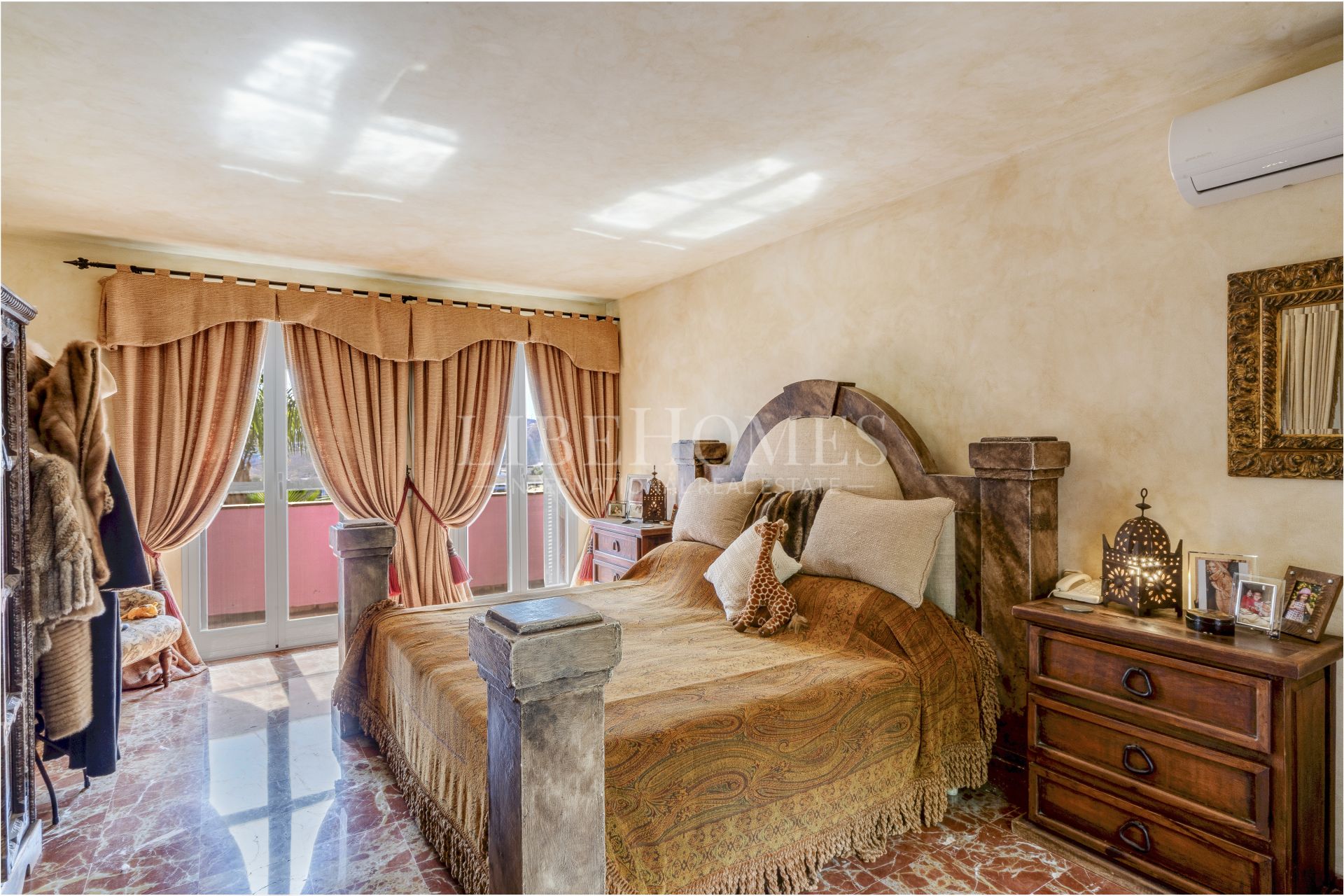 Charmante villa de style andalou de cinq chambres dans la communauté fermée Puerto de Los Almendros, Benahavis avec appartement d'hôtes