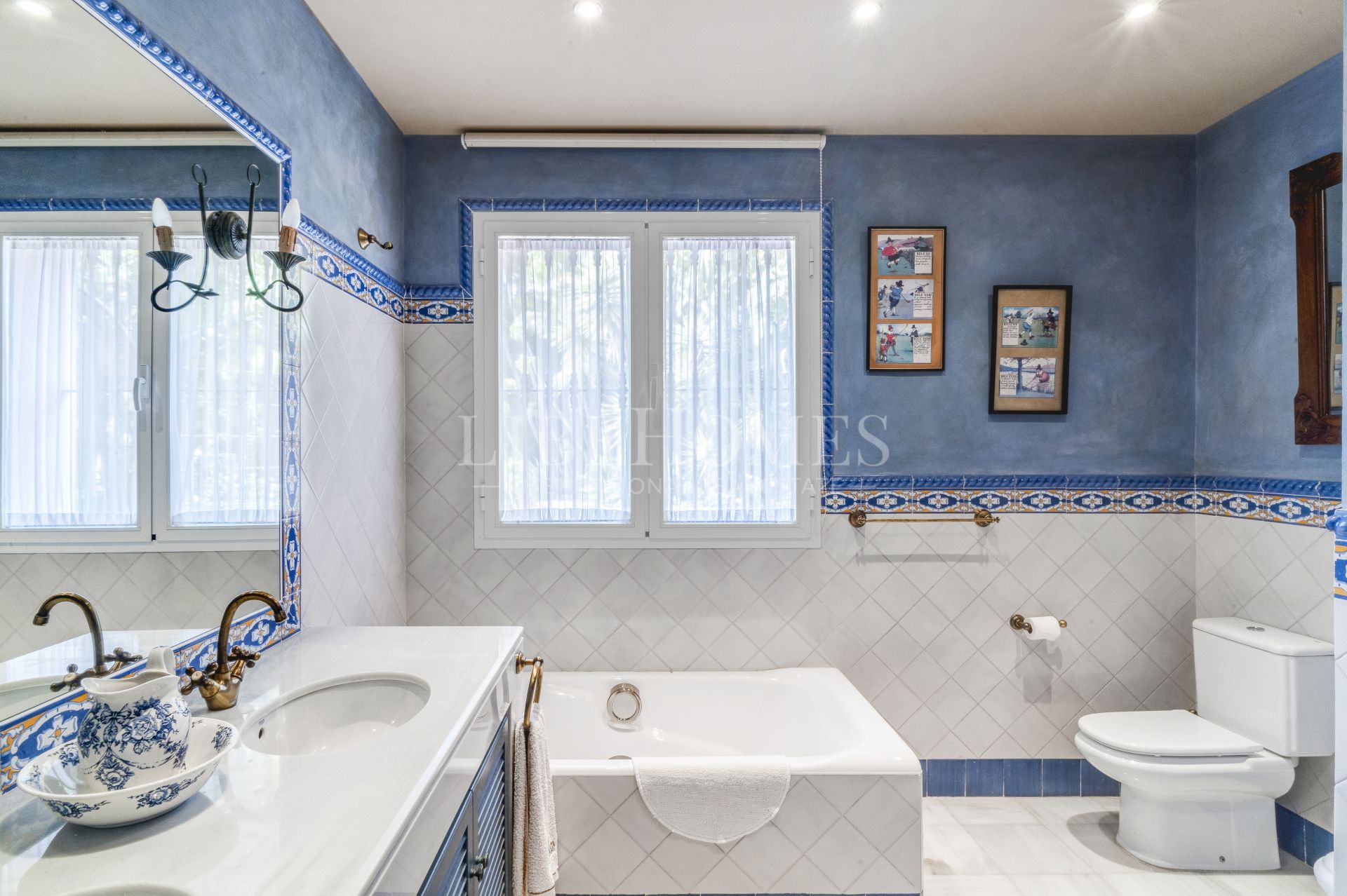 Charmante villa de style andalou de cinq chambres dans la communauté fermée Puerto de Los Almendros, Benahavis avec appartement d'hôtes