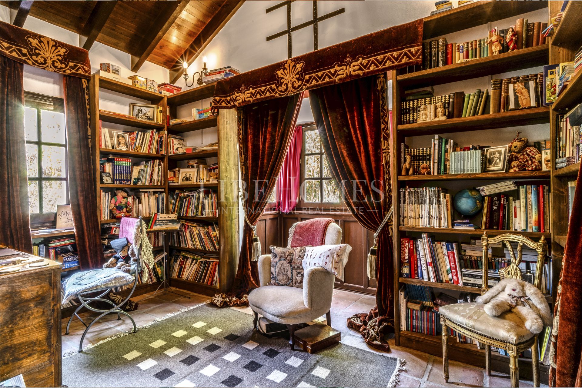 Charmante villa de style andalou de cinq chambres dans la communauté fermée Puerto de Los Almendros, Benahavis avec appartement d'hôtes