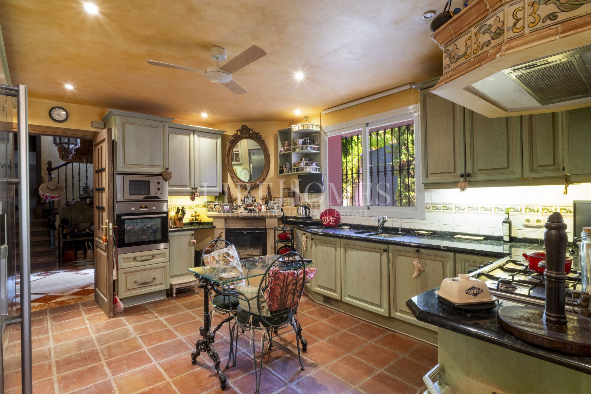 Charmante villa de style andalou de cinq chambres dans la communauté fermée Puerto de Los Almendros, Benahavis avec appartement d'hôtes