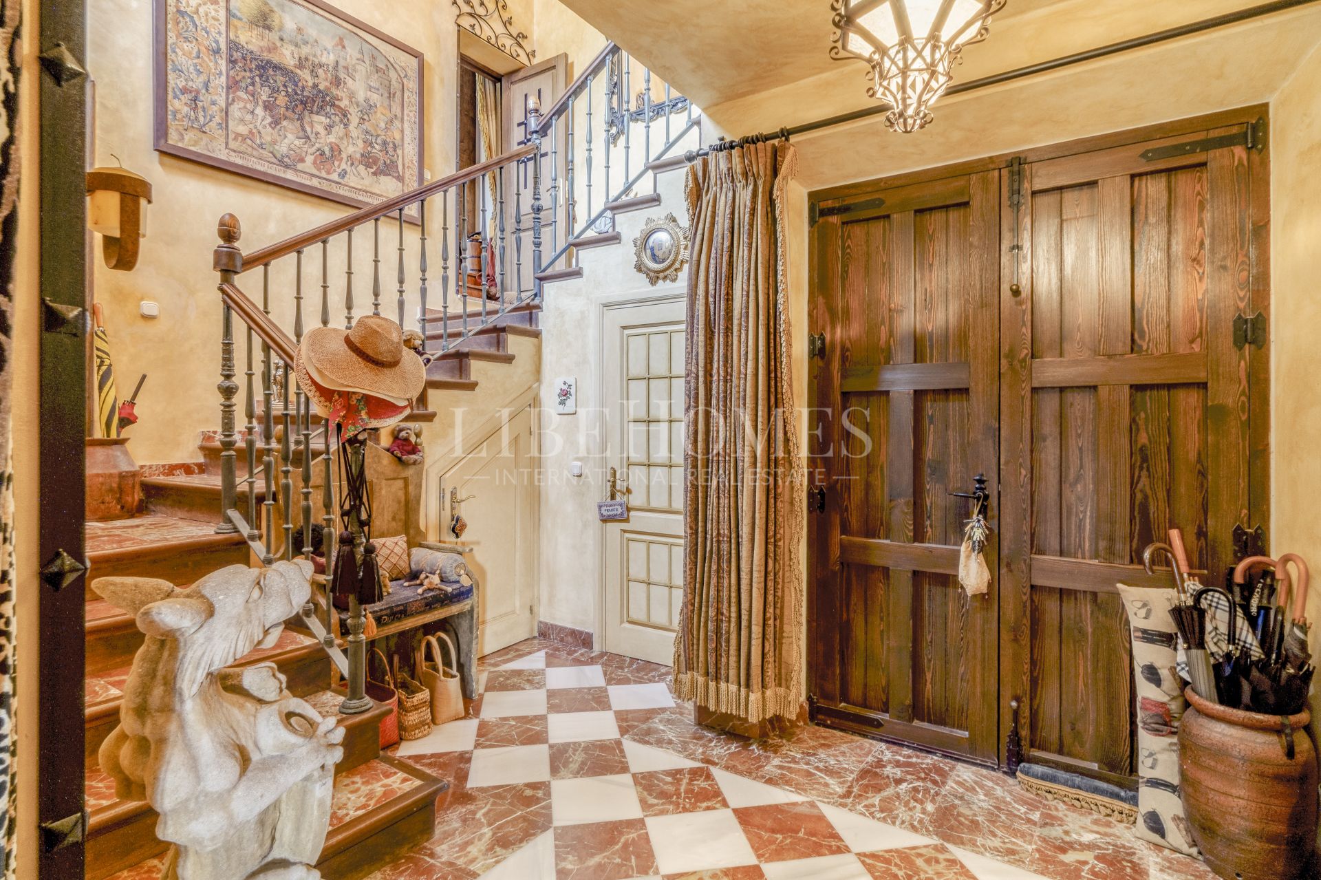 Charmante villa de style andalou de cinq chambres dans la communauté fermée Puerto de Los Almendros, Benahavis avec appartement d'hôtes