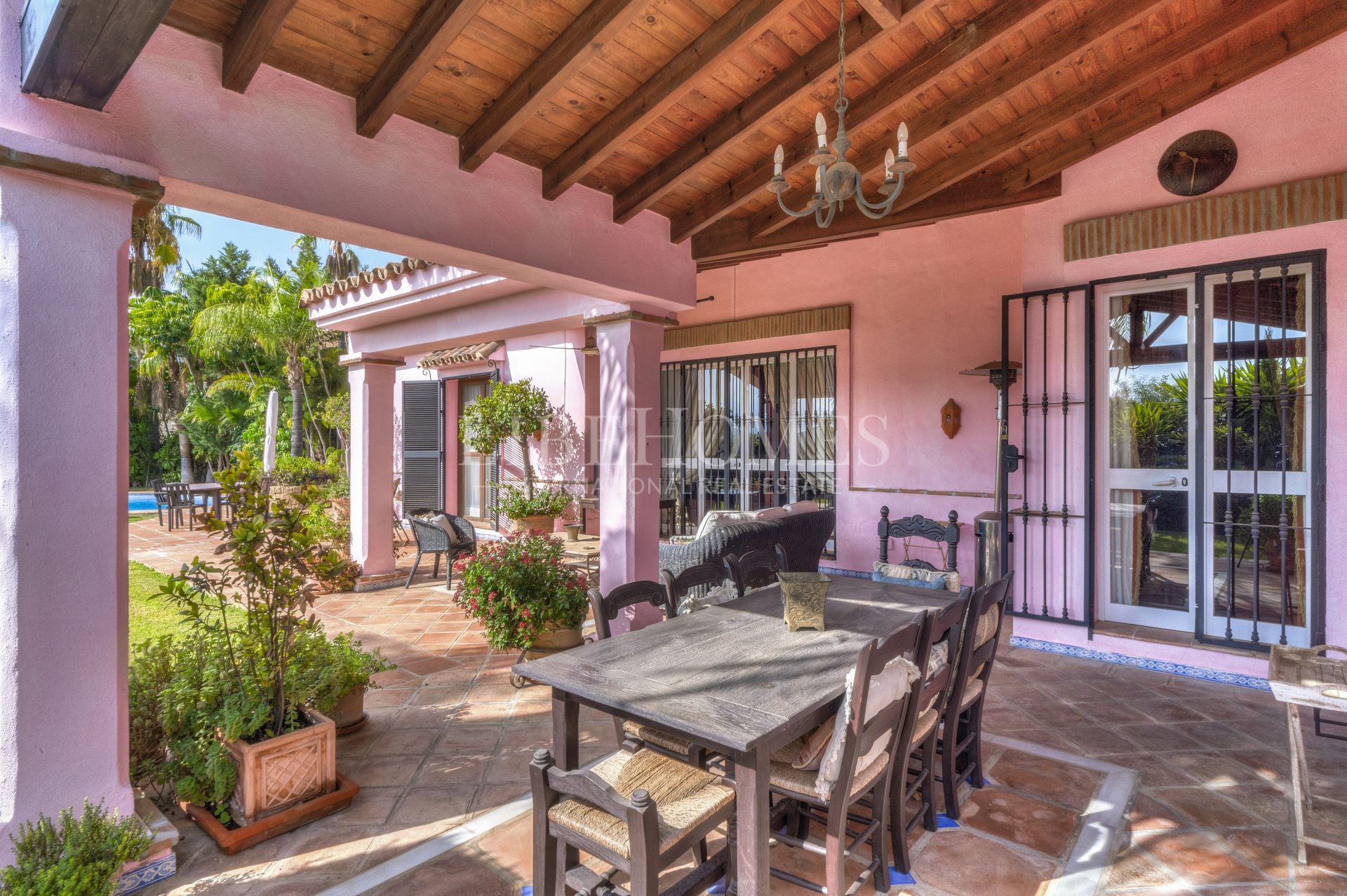 Charmante villa de style andalou de cinq chambres dans la communauté fermée Puerto de Los Almendros, Benahavis avec appartement d'hôtes