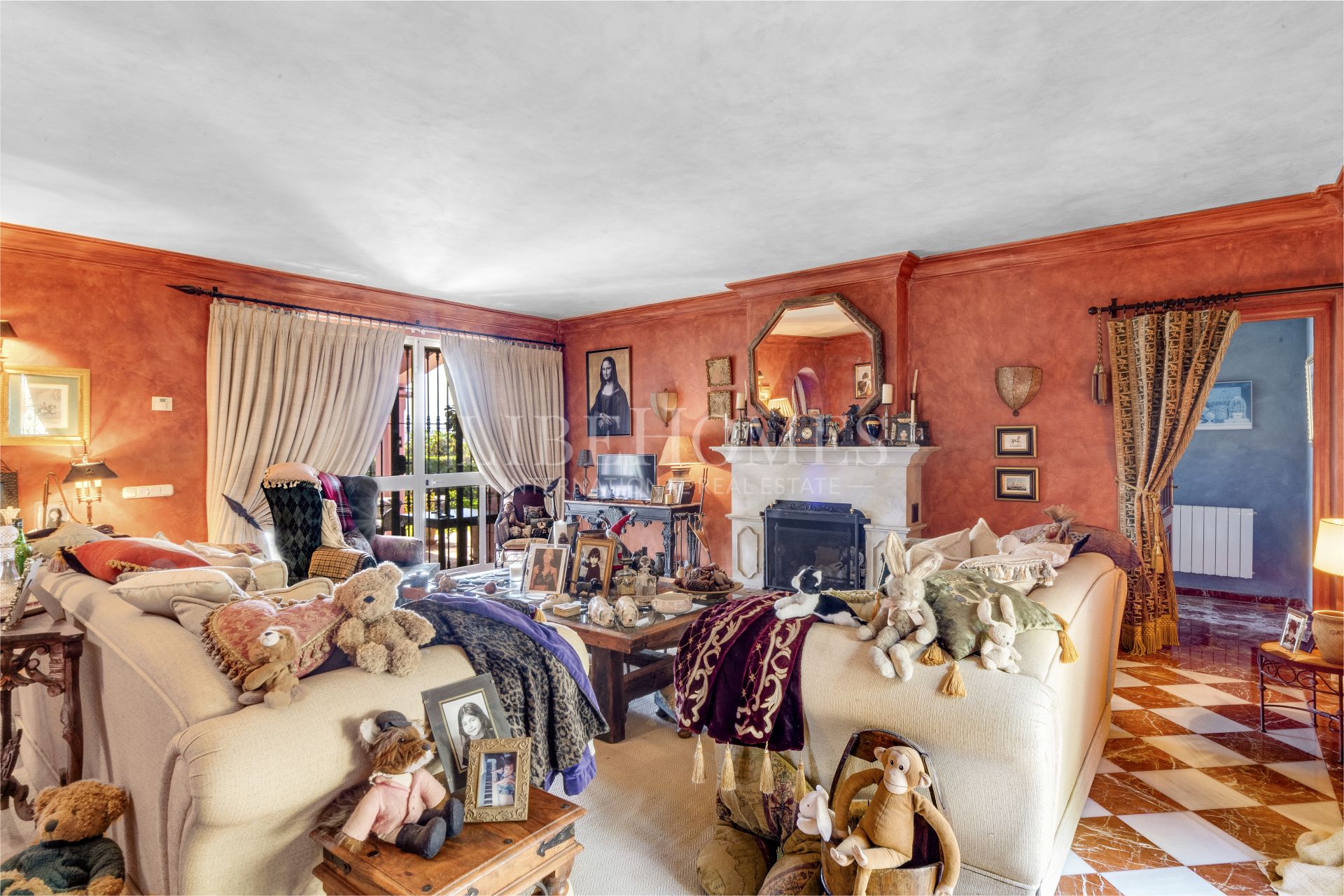 Charmante villa de style andalou de cinq chambres dans la communauté fermée Puerto de Los Almendros, Benahavis avec appartement d'hôtes