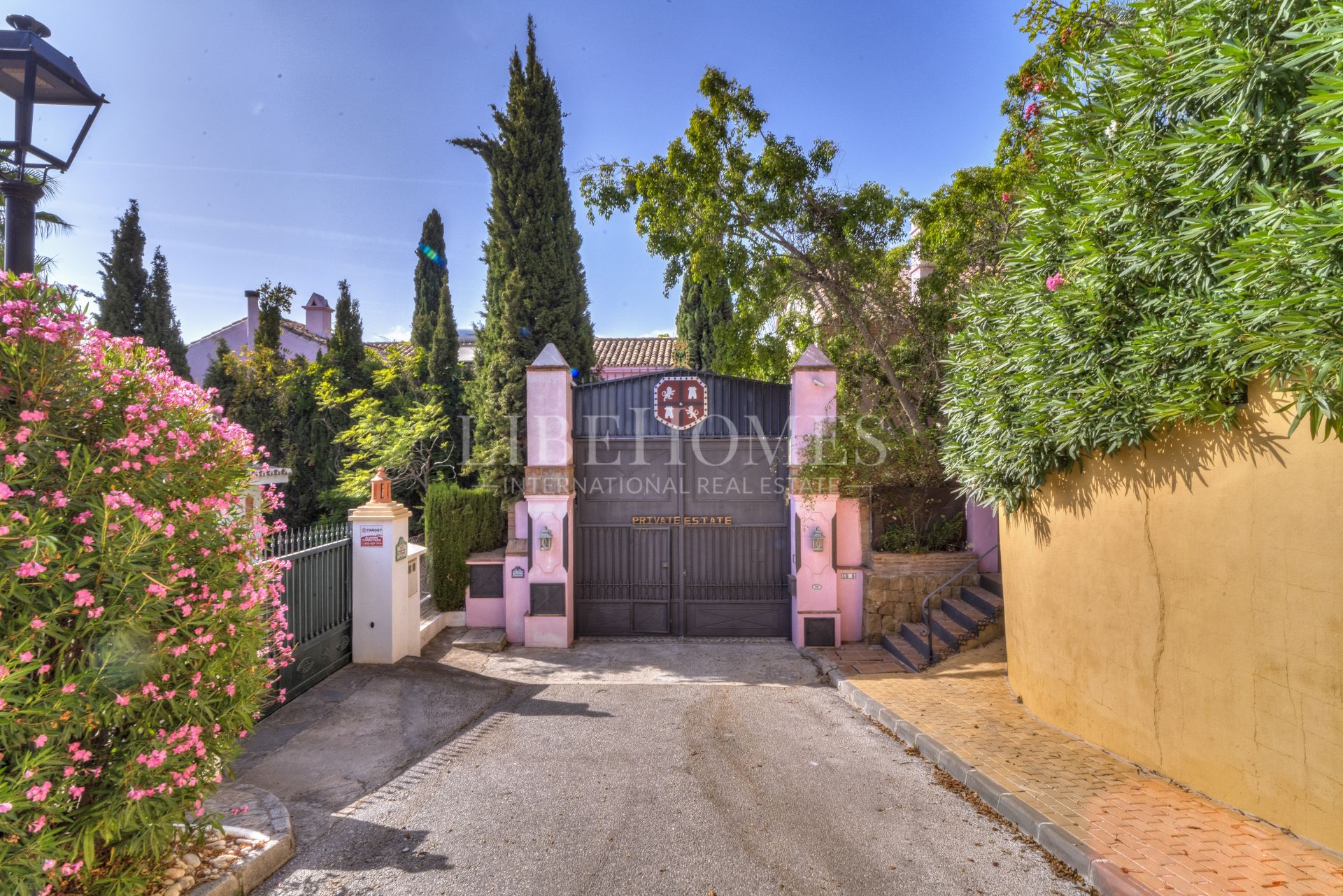 Charmante villa de style andalou de cinq chambres dans la communauté fermée Puerto de Los Almendros, Benahavis avec appartement d'hôtes