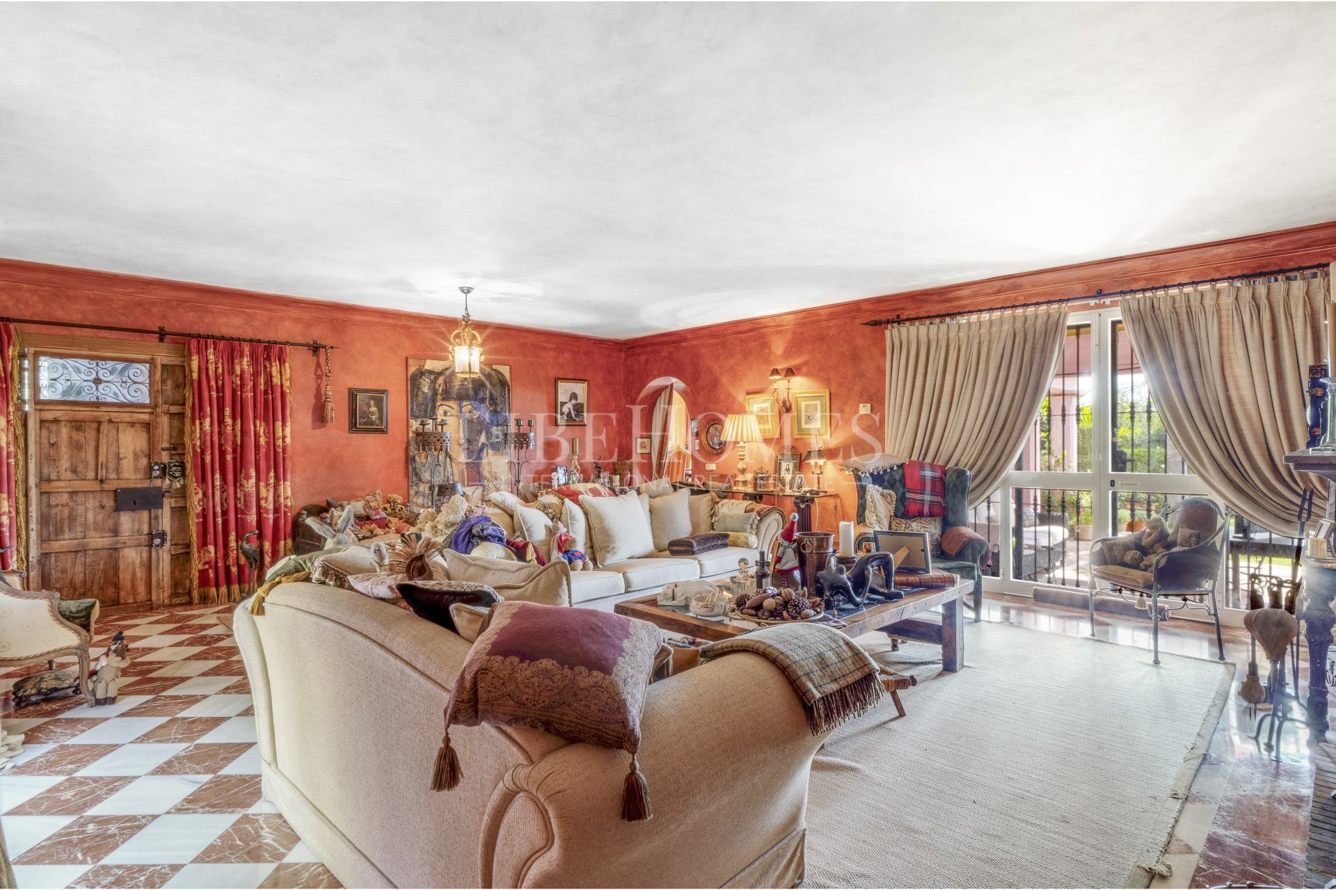 Charmante villa de style andalou de cinq chambres dans la communauté fermée Puerto de Los Almendros, Benahavis avec appartement d'hôtes